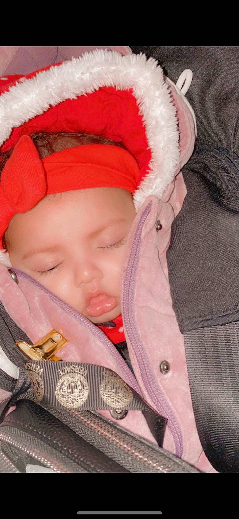 Rkia a rejoint le concours — aidez-le/la à gagner de superbes lots ! baby, baby_toddler_clothing, cap, cheek, chin, comfort, eye, eyebrow, face, head, headgear, headwear, helmet, human_body, lip, mouth, nose, outerwear, person, skin