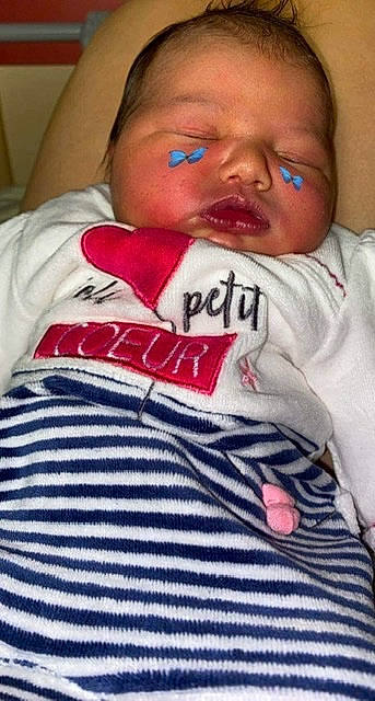 Rkia participe au concours pour gagner de l'argent avec cette photo : baby, baby_toddler_clothing, cheek, child, chin, comfort, ear, eyebrow, eyelash, forehead, happy, jaw, lip, mouth, neck, nose, person, skin, sleeve, t_shirt