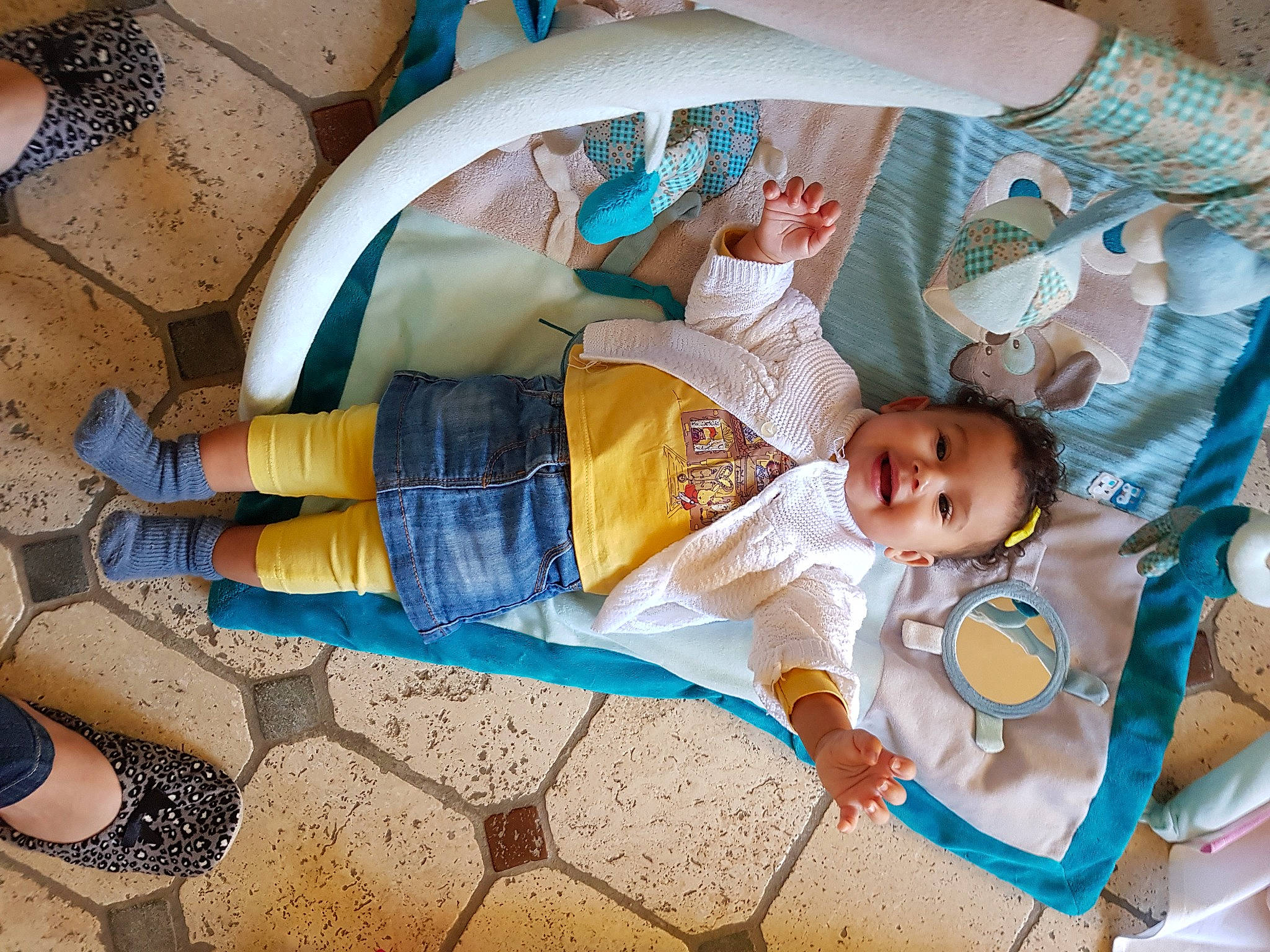 Catalina participe au concours pour gagner de l'argent avec cette photo : art, baby, baby_products, bedtime, blue, child, comfort, flooring, foot, fun, human_leg, linens, nap, pattern, person, plastic, play, room, sleep, toddler