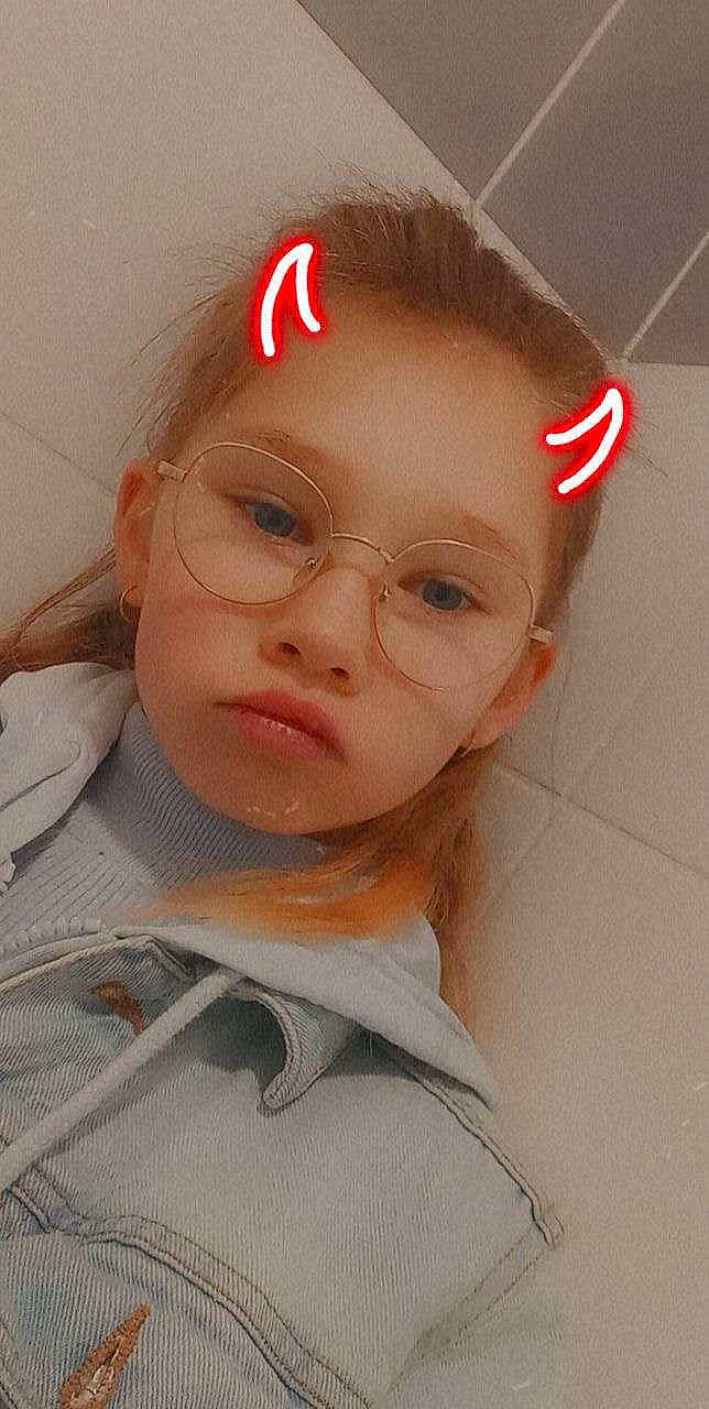 Maëly a rejoint le concours — aidez-le/la à gagner de superbes lots ! black_hair, cap, chin, dress_shirt, eyebrow, eyelash, eyewear, forehead, glasses, goggles, happy, jaw, lip, neck, nose, person, personal_protective_equipment, sleeve, sunglasses, toddler