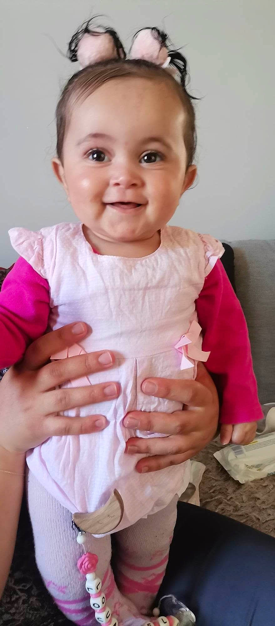 Louanaëlle a rejoint le concours — aidez-le/la à gagner de superbes lots ! baby, baby_toddler_clothing, cheek, child, dress, drinkware, eye, eyebrow, finger, gesture, hand, happy, joy, lip, nail, person, pink, skin, sleeve, smile