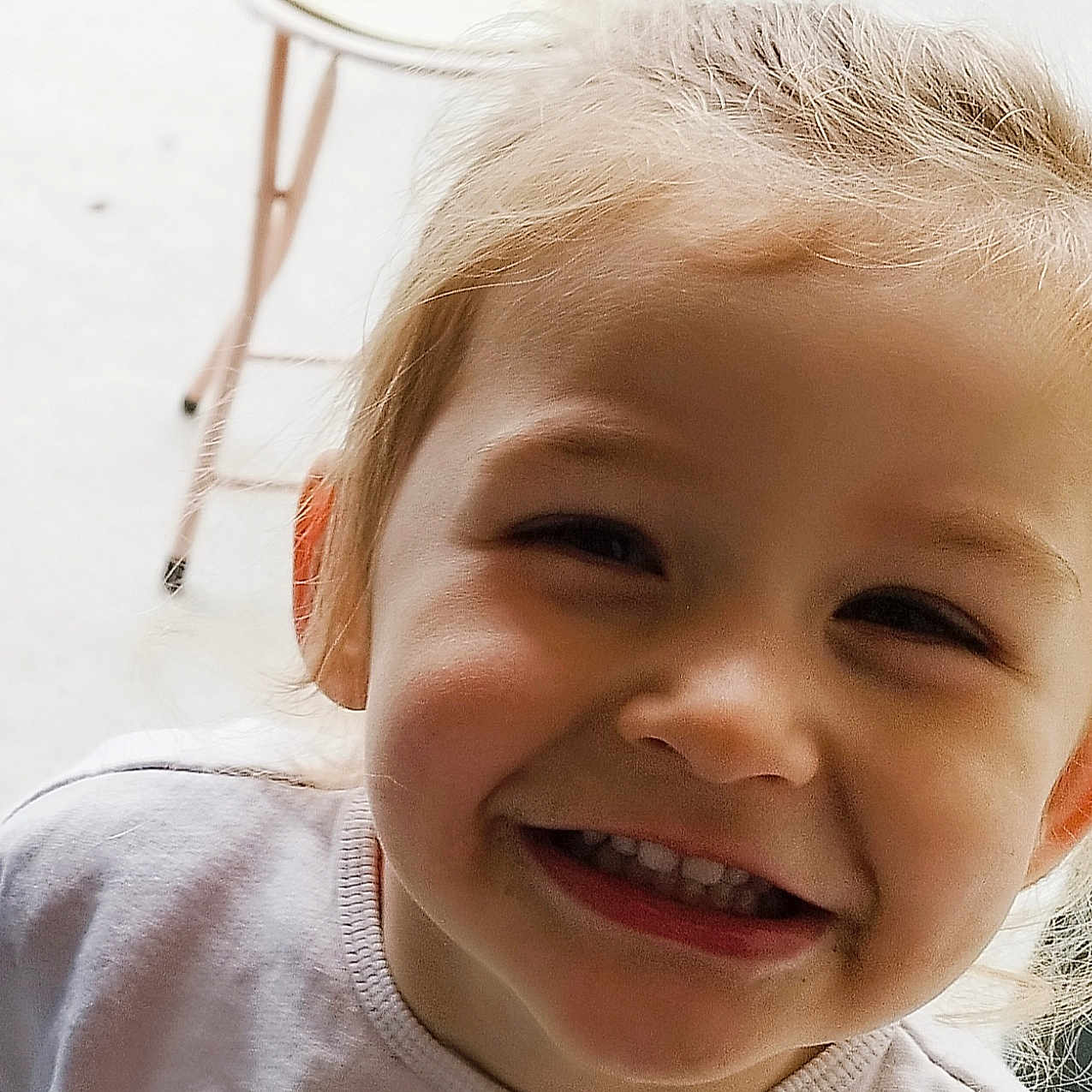 Juliana a rejoint le concours — aidez-le/la à gagner de superbes lots ! baby, babylaughing, blonde, bodypart, clothing, cream, face, furniture, hair, happy, head, laughing, mouth, person, photography, portrait, smile, t_shirt, table, teeth