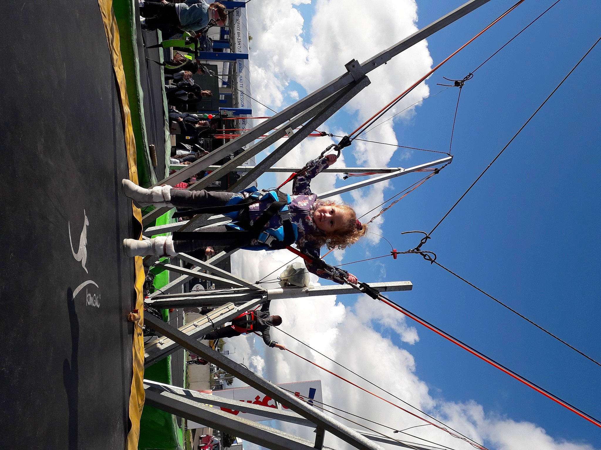 Joy participe au concours pour gagner de l'argent avec cette photo : adventure, auto_part, cloud, electric_blue, electrical_supply, electrical_wiring, electricity, fun, leisure, line, mast, overhead_power_line, person, pole, public_utility, recreation, rope, sky, tree, wind