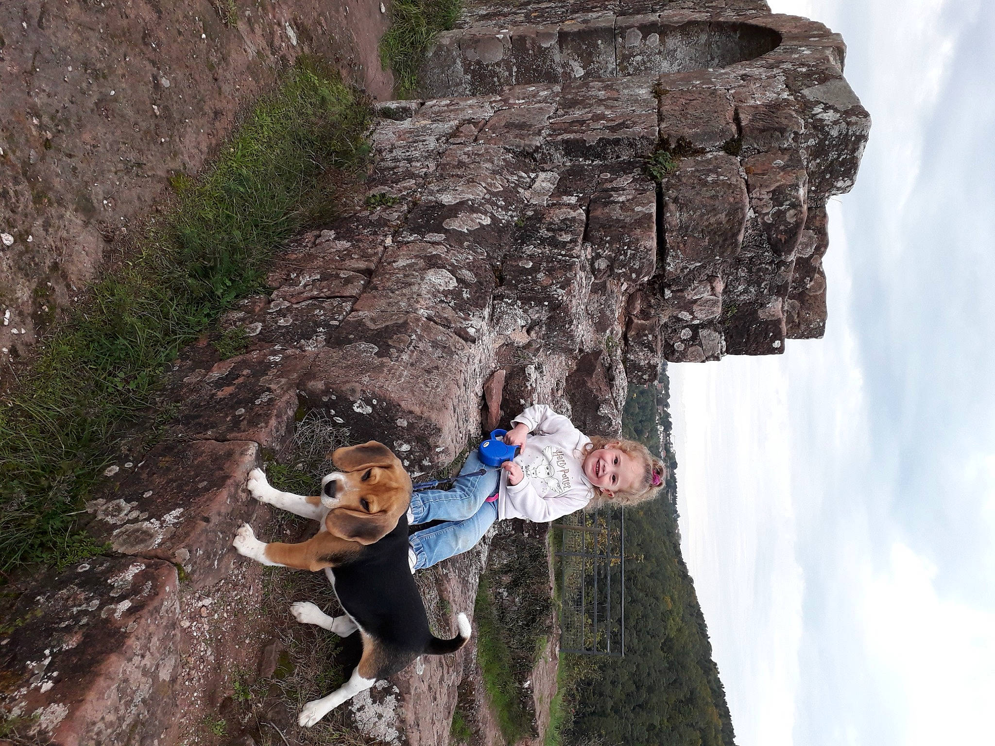 Joy participe au concours pour gagner de l'argent avec cette photo : adventure, bedrock, cloud, formation, fun, geology, happy, joy, landscape, leisure, outcrop, people_in_nature, person, plant, recreation, sky, slope, smile, sport_climbing, travel
