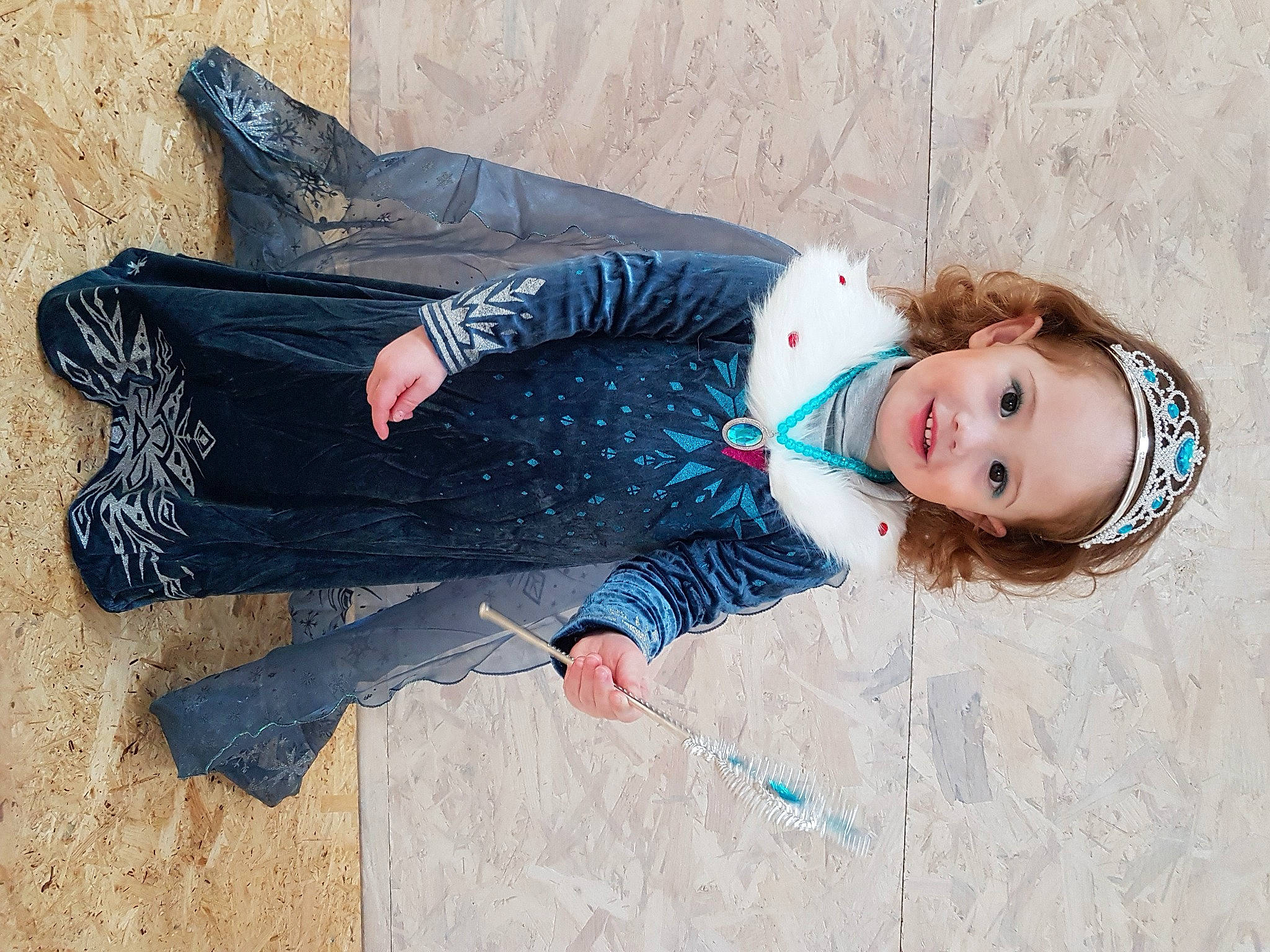 Joy a rejoint le concours — aidez-le/la à gagner de superbes lots ! cool, denim, fashion, fun, fur, glove, happy, headgear, human_body, human_leg, knee, pattern, person, photo_shoot, sitting, sleeve, textile, thigh, waist, winter