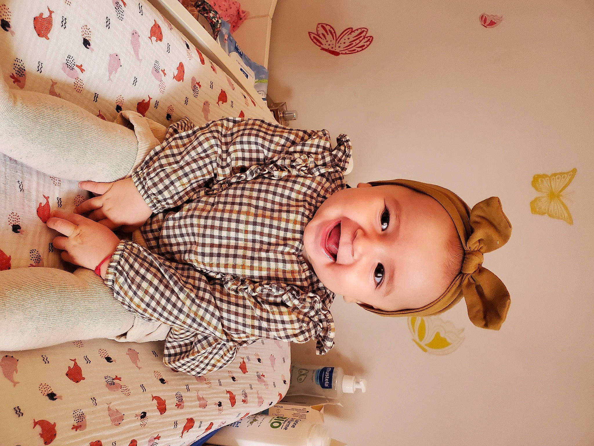 Luna a rejoint le concours — aidez-le/la à gagner de superbes lots ! baby, baby_products, baby_toddler_clothing, cheek, child, happy, human_leg, joy, pattern, peach, person, pink, plaid, room, skin, sleeve, smile, tartan, textile, toddler