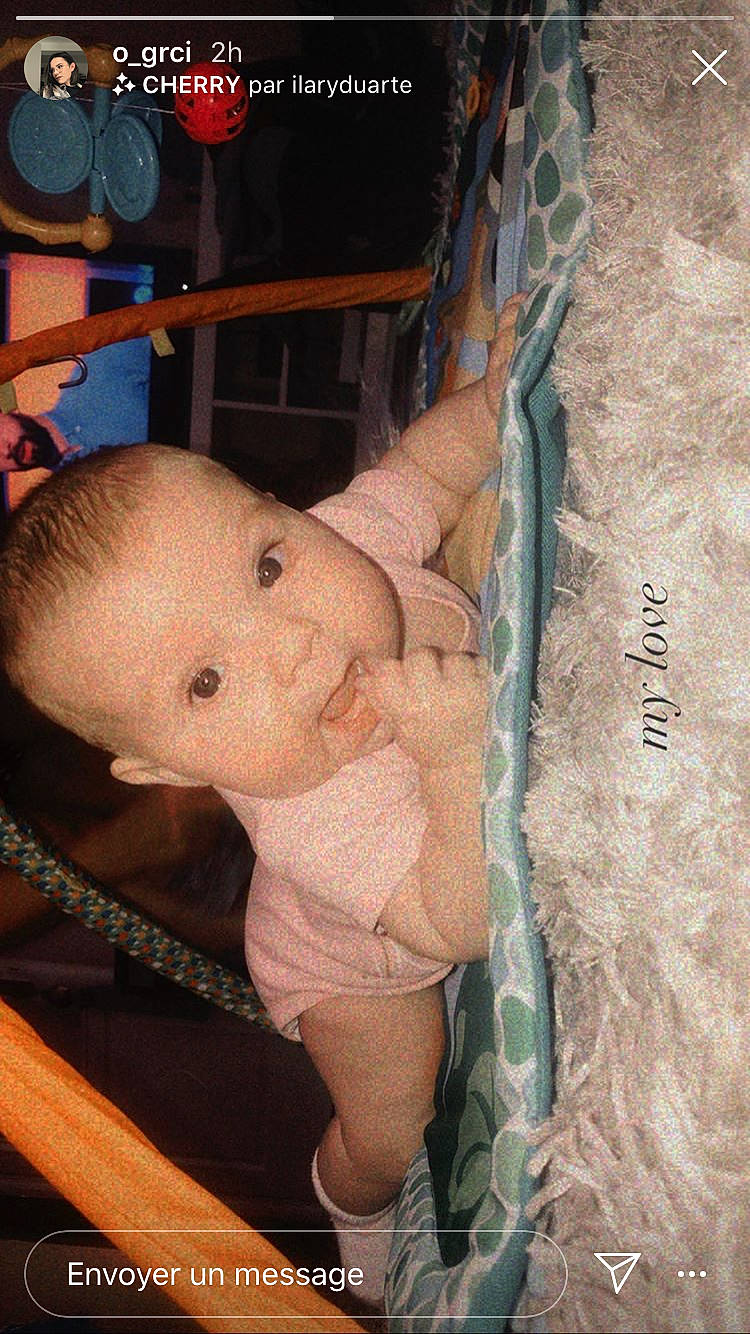 Elia participe au concours pour gagner de l'argent avec cette photo : abdomen, arm, baby, cheek, child, eye, head, person, room, skin, toddler, trunk