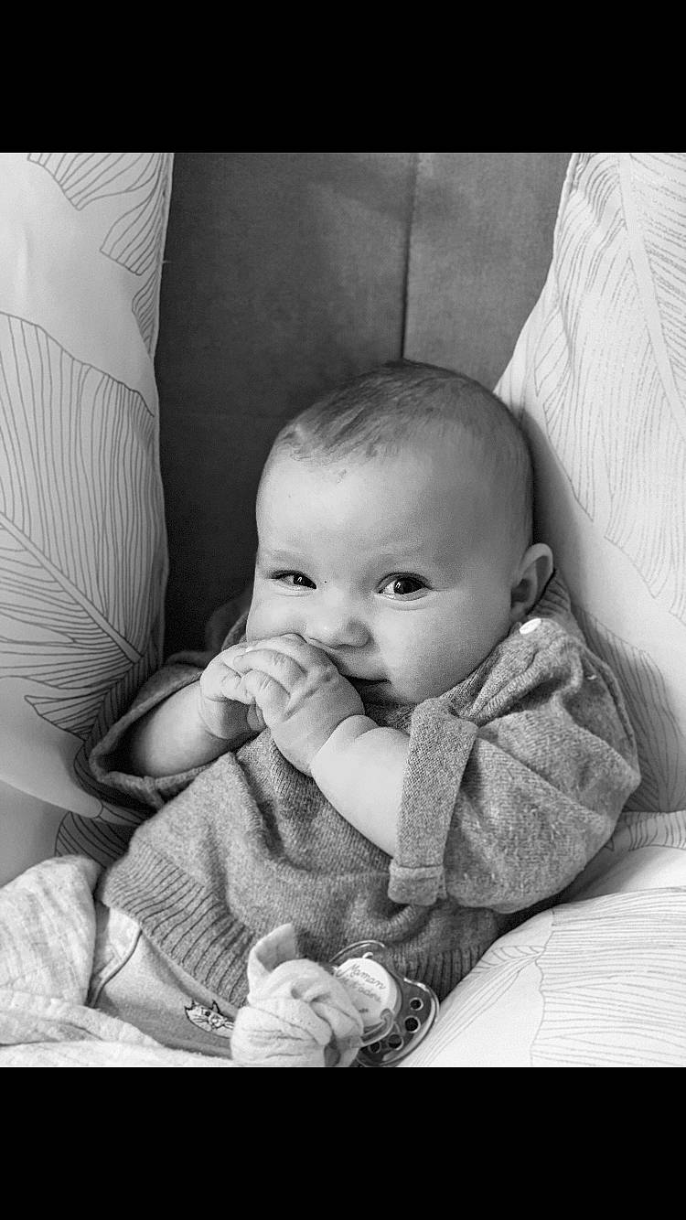 Elia a rejoint le concours — aidez-le/la à gagner de superbes lots ! baby, black_and_white, cheek, child, eye, face, finger, hand, monochrome, monochrome_photography, mouth, nose, person, photograph, photography, portrait_photography, product, skin, snapshot, toddler