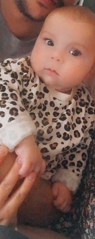 Elia participe au concours pour gagner de l'argent avec cette photo : baby, cheek, child, face, finger, head, lip, mouth, nail, nose, pattern, person, skin, toddler