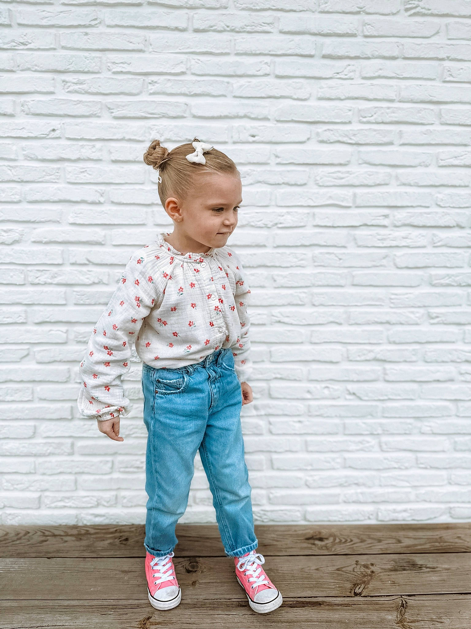 Lola participe au concours pour gagner de l'argent avec cette photo : baby_toddler_clothing, brick, child, child_model, denim, eyewear, fashion_accessory, grass, happy, magenta, pattern, people_in_nature, person, photo_shoot, portrait_photography, sitting, sleeve, toddler, waist, wood