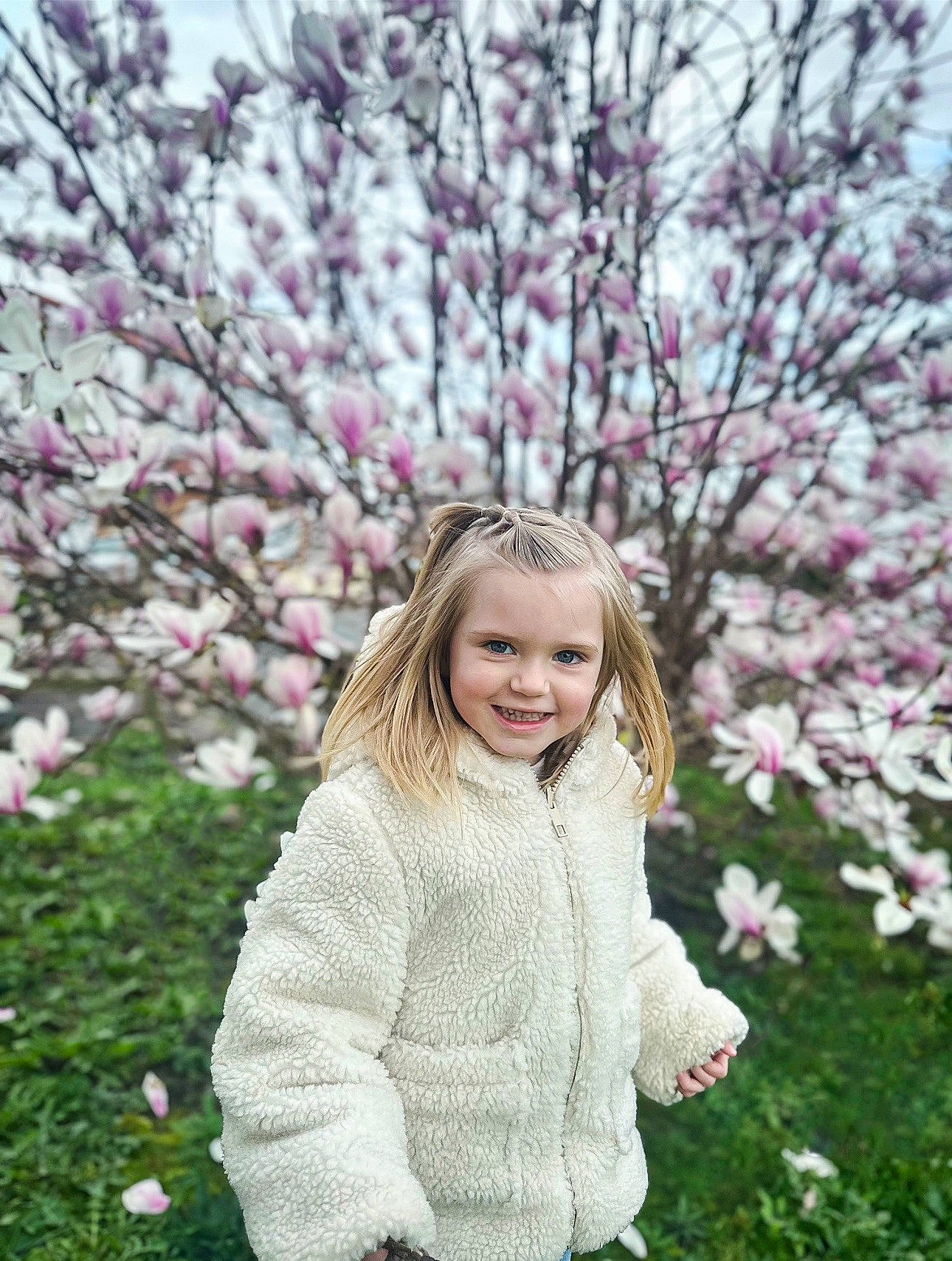 Lola a rejoint le concours — aidez-le/la à gagner de superbes lots ! blossom, botany, flower, flowering_plant, fur, grass, happy, joy, magenta, pattern, people_in_nature, person, petal, pink, plant, portrait_photography, sleeve, smile, spring, toddler