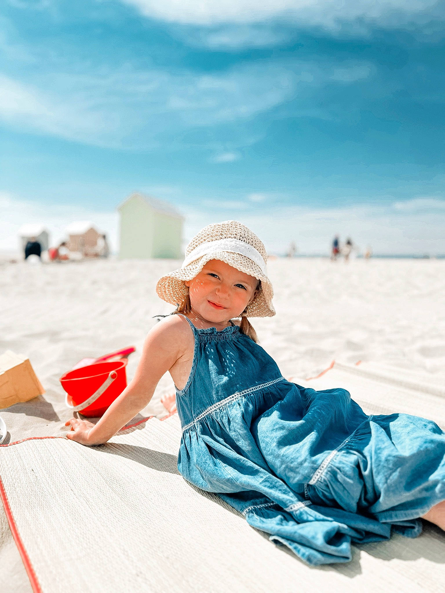 Lola a rejoint le concours — aidez-le/la à gagner de superbes lots ! beach, body_of_water, cloud, dress, electric_blue, event, flash_photography, fun, happy, hat, headwear, helmet, joy, landscape, leisure, people_on_beach, person, sand, sitting, sky