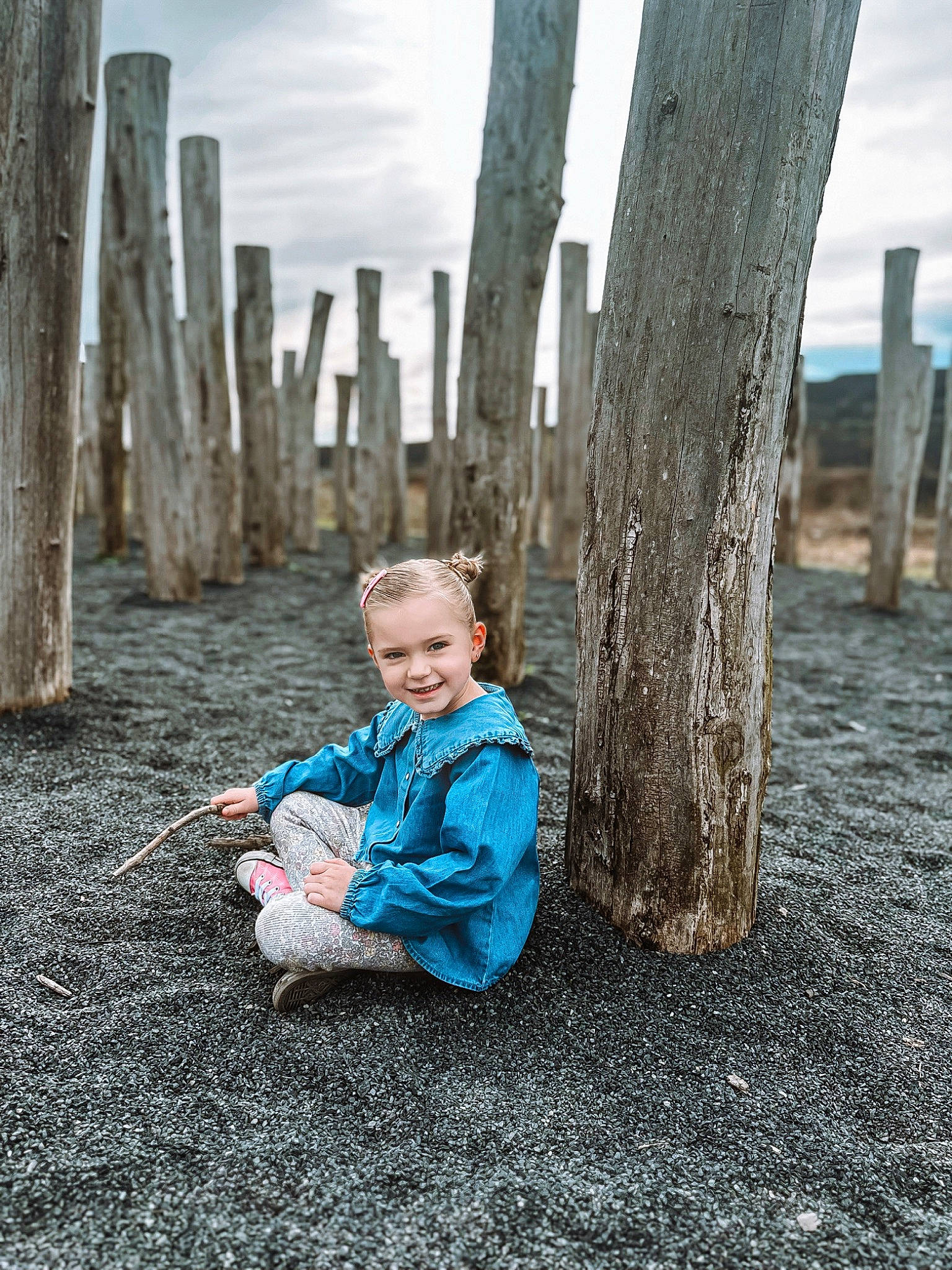 Lola a rejoint le concours — aidez-le/la à gagner de superbes lots ! child, cloud, electric_blue, eye, fun, grass, happy, joy, landscape, leisure, people_in_nature, person, plant, recreation, rock, sitting, sky, smile, soil, toddler