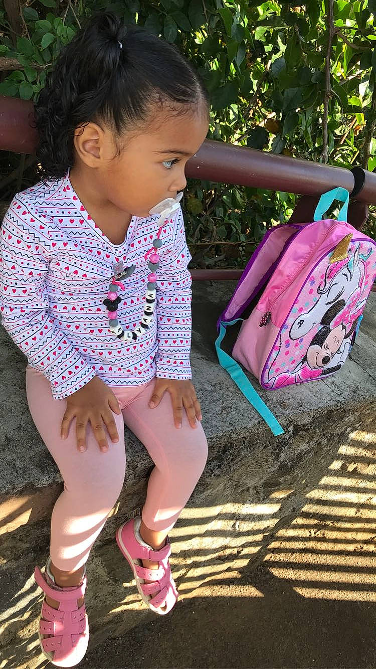 Elyana participe au concours pour gagner de l'argent avec cette photo : baby_toddler_clothing, black, grass, green, hairstyle, human, joint, magenta, person, photograph, pink, purple, skin, sleeve, standing, street_fashion, textile, thigh, toddler, white