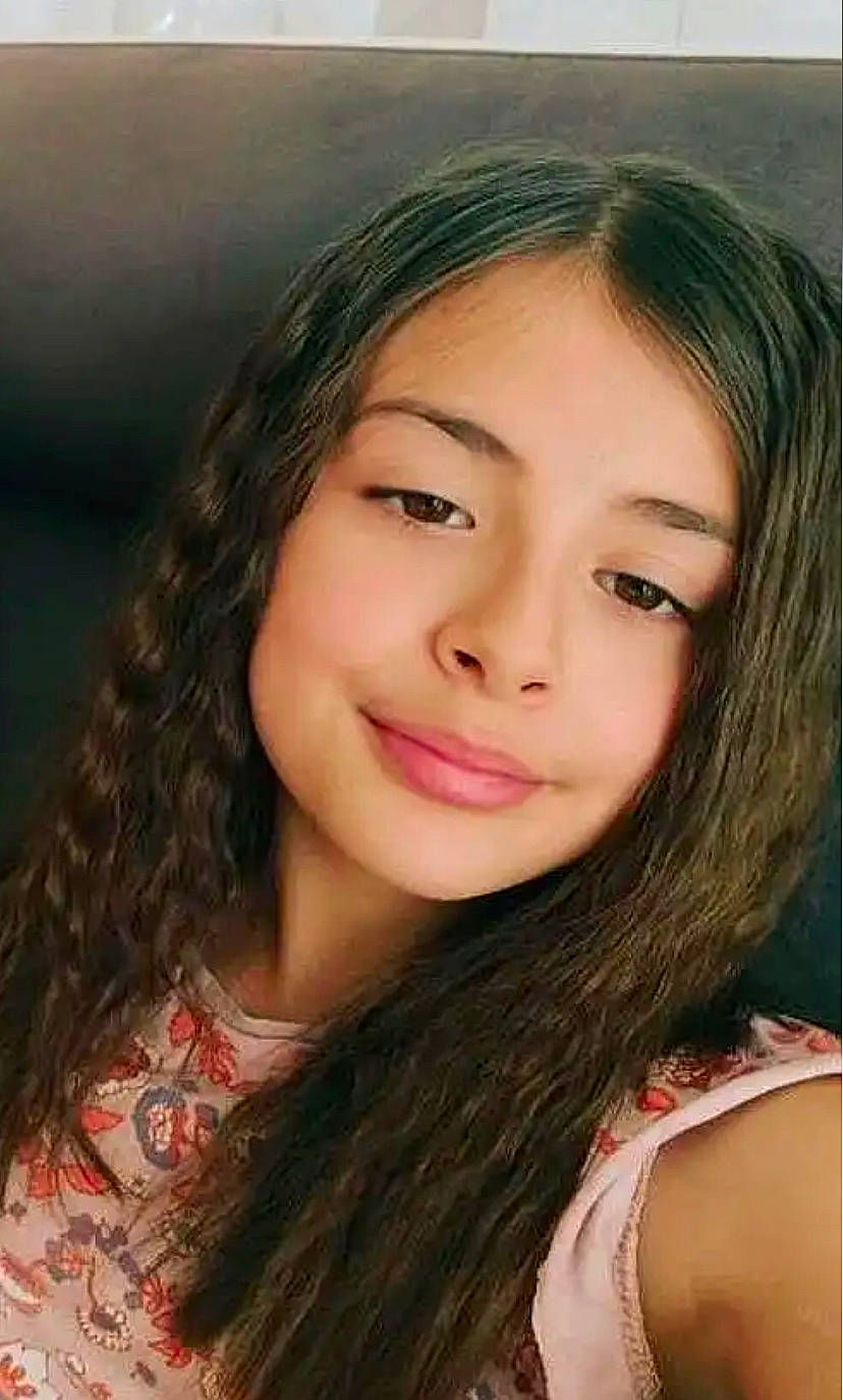 Kenza participe au concours pour gagner de l'argent avec cette photo : black_hair, cheek, chin, eye_liner, eyebrow, eyelash, flash_photography, grass, happy, iris, jaw, joy, layered_hair, lip, lipstick, long_hair, makeover, nose, person, skin