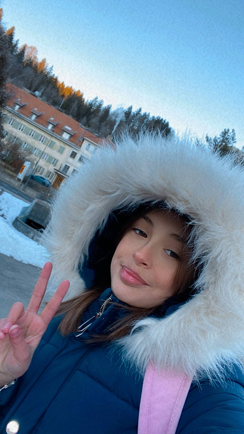 Kenza a rejoint le concours — aidez-le/la à gagner de superbes lots ! animal_product, cap, costume, electric_blue, fashion_accessory, feather, flash_photography, freezing, fun, fur, fur_clothing, glove, happy, headwear, joy, natural_material, outerwear, parka, person, skin