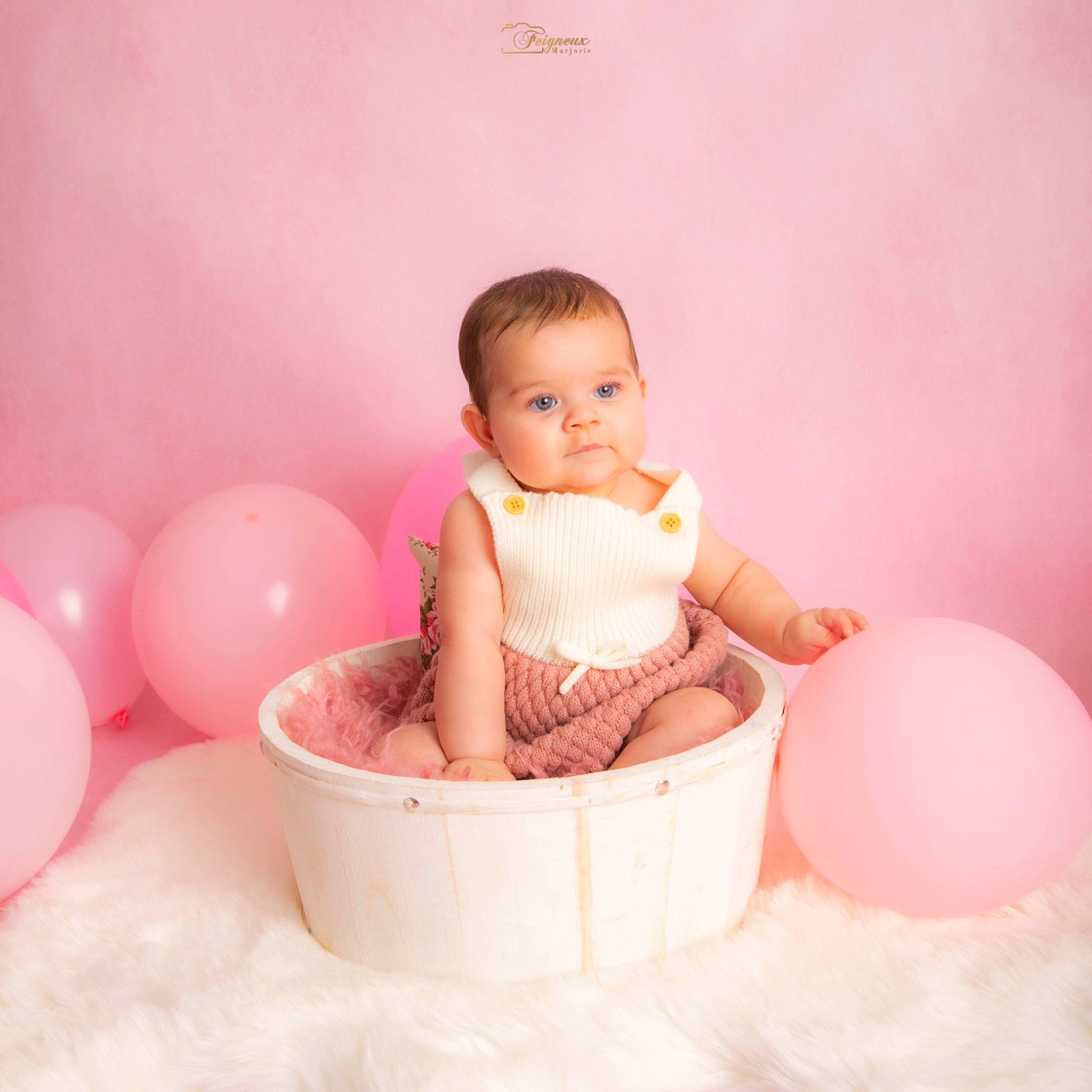 Kamilia a rejoint le concours — aidez-le/la à gagner de superbes lots ! baby, baby_playing_with_toys, baby_toddler_clothing, balloon, bathing, cheek, child, comfort, facial_expression, fun, happy, party_supply, peach, person, pink, room, sitting, skin, stomach, sweetness