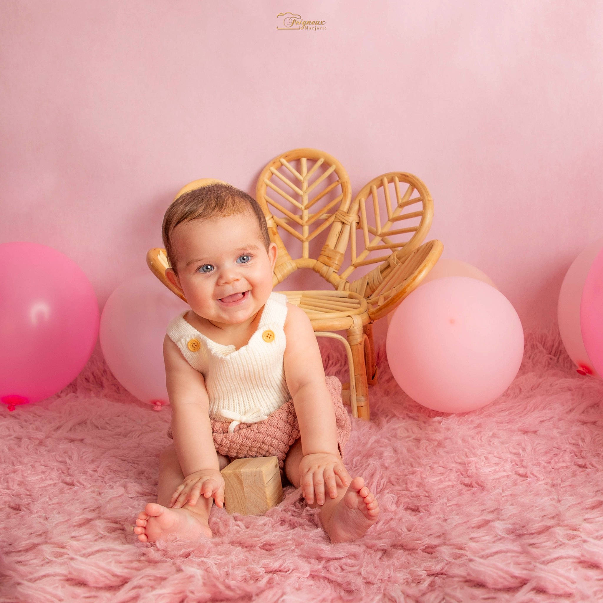 Kamilia a rejoint le concours — aidez-le/la à gagner de superbes lots ! baby, baby_toddler_clothing, balloon, child, comfort, finger, flash_photography, fun, happy, human_leg, joy, magenta, party_supply, person, pink, sitting, skin, smile, sweetness, thigh