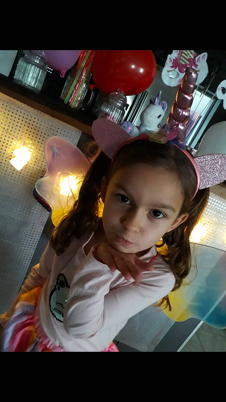 Capucyne participe au concours pour gagner de l'argent avec cette photo : black_hair, child, fun, girl, person, product, smile