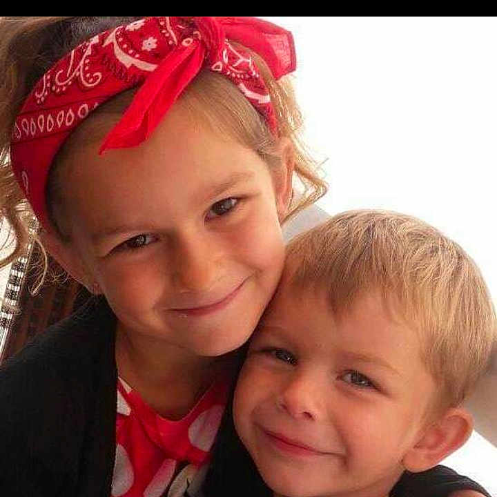 Capucyne participe au concours pour gagner de l'argent avec cette photo : cheek, child, daughter, ear, forehead, friendship, girl, hair_accessory, happiness, headpiece, joy, love, nose, person, photo_caption, product, romance, smile