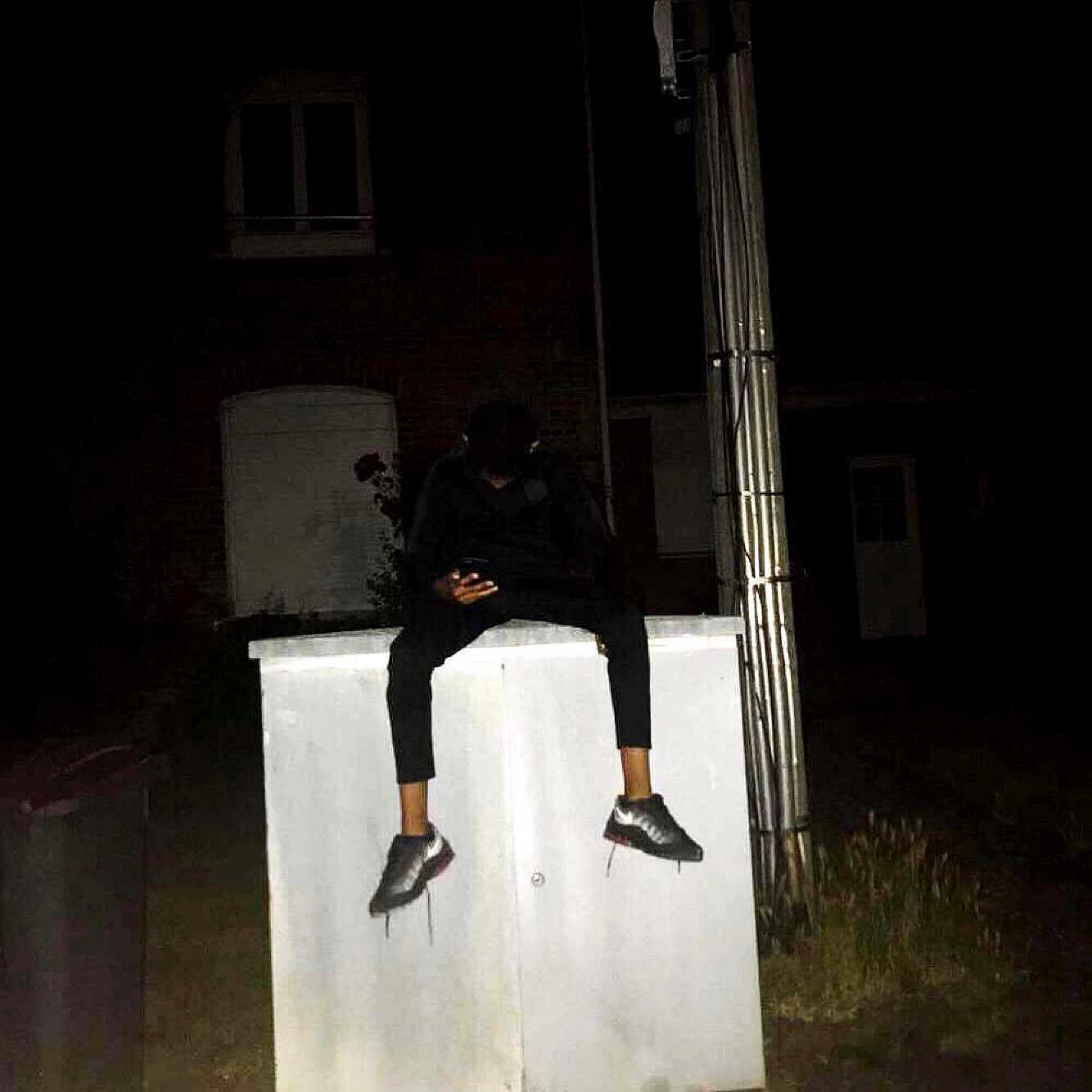 Noah participe au concours pour gagner de l'argent avec cette photo : darkness, footwear, night, photography, recreation, shoe, skateboarder