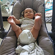 Lino a rejoint le concours — aidez-le/la à gagner de superbes lots ! baby, infant, diaper, baby_seat, smile, happy, blanket, toys, indoor, child, feet, clothing, playful, person, cushion, floor, home, relaxing, cute, young