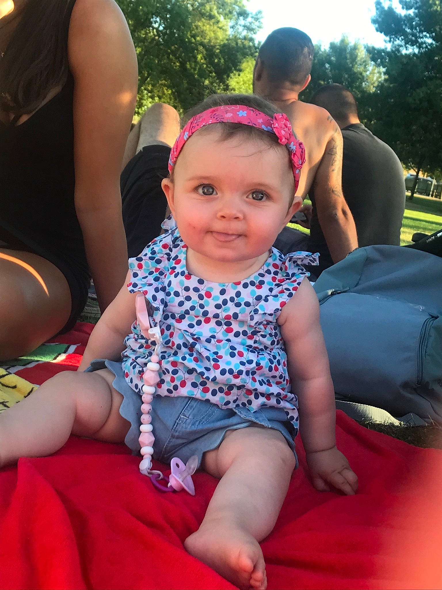 Jade participe au concours pour gagner de l'argent avec cette photo : child, daughter, finger, fun, lap, leg, leisure, person, recreation, sitting, summer, thigh, toddler, vacation