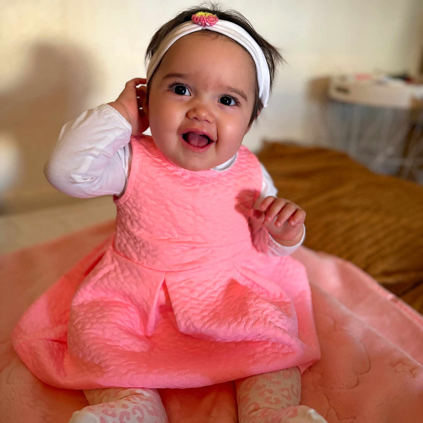 Vitoria participe au concours pour gagner de l'argent avec cette photo : baby, blanket, child, cute, face, happy, headband, home, indoors, infant, patterned_socks, pink_dress, playful, portrait, sitting, smiling, soft_lighting, toddler, white_shirt, young_child