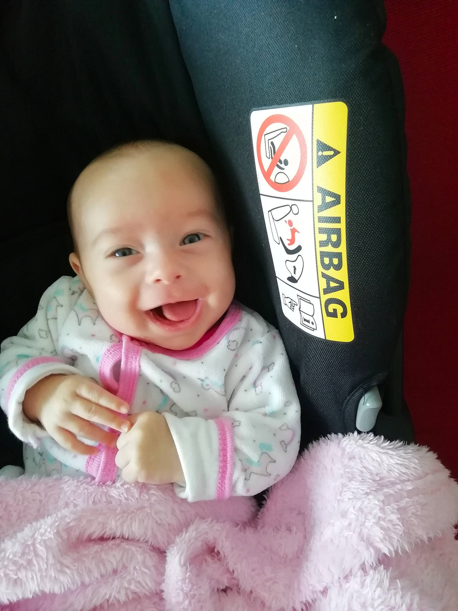 Lyanna a rejoint le concours — aidez-le/la à gagner de superbes lots ! baby, beauty, car_seat, cheek, child, face, facial_expression, happy, head, nose, person, pink, product, skin, smile, textile, toddler