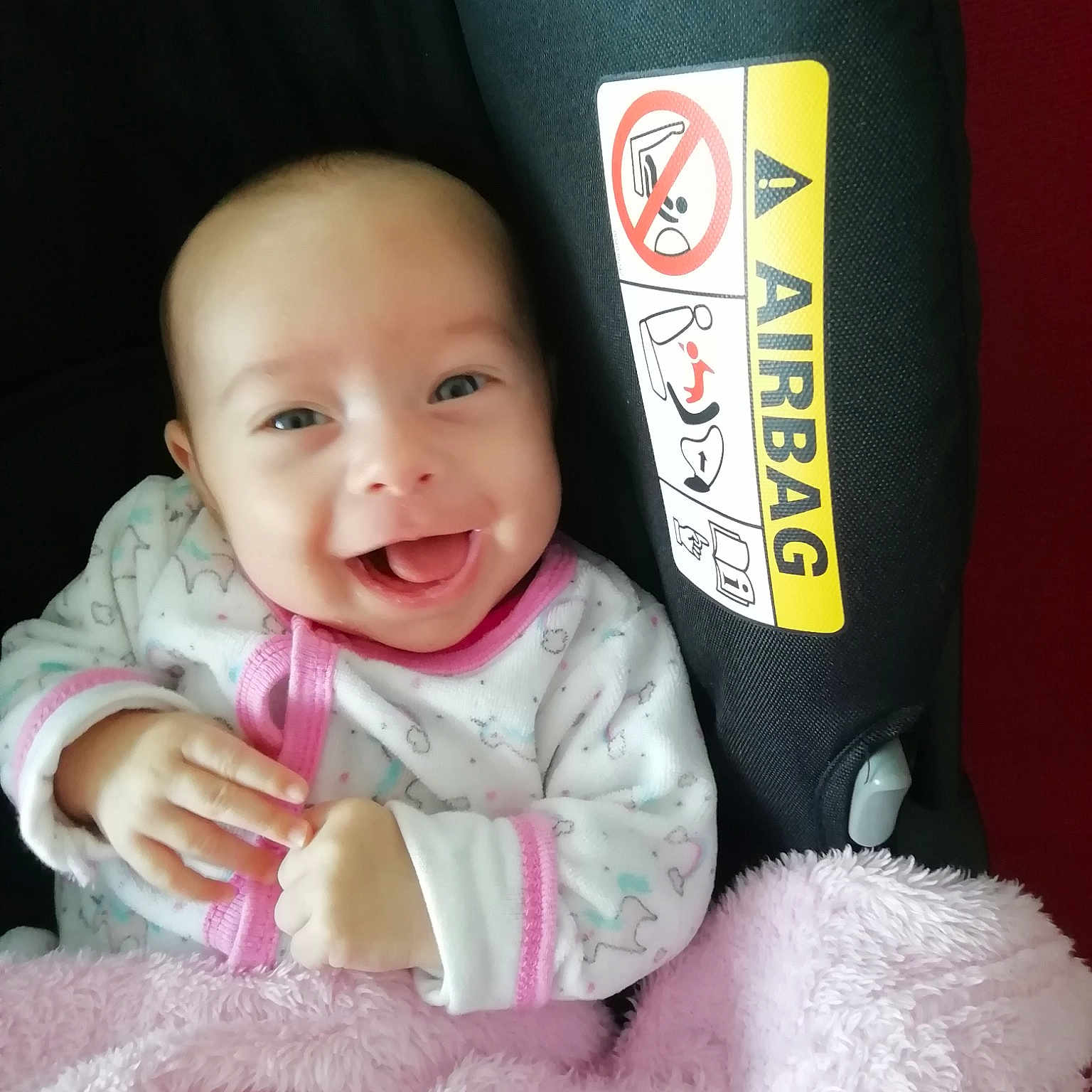 Lyanna a rejoint le concours — aidez-le/la à gagner de superbes lots ! baby, beauty, car_seat, cheek, child, face, facial_expression, happy, head, nose, person, pink, product, skin, smile, textile, toddler