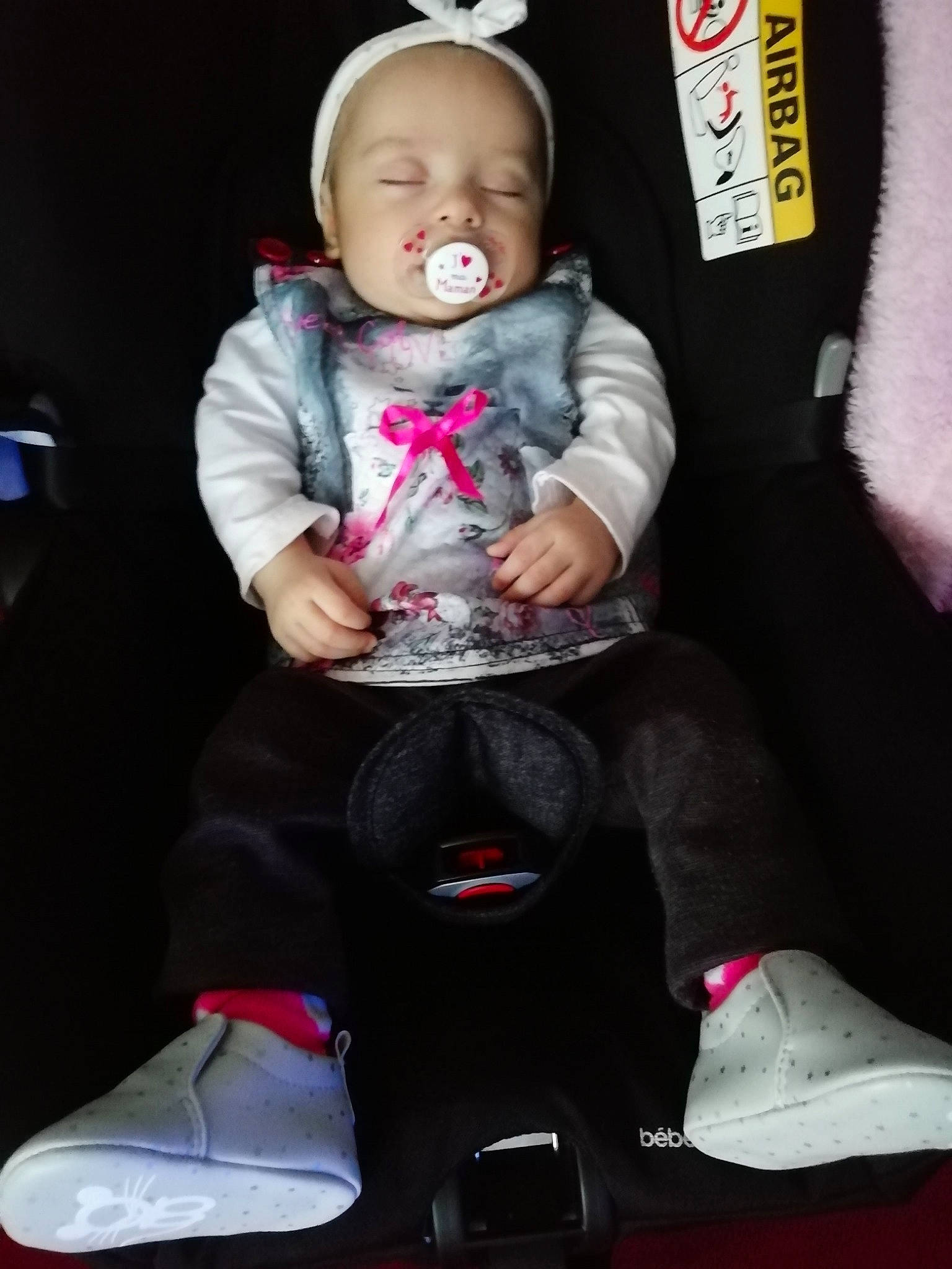 Lyanna participe au concours pour gagner de l'argent avec cette photo : baby, baby_carriage, baby_in_car_seat, car_seat, cheek, child, footwear, fun, joy, person, pink, play, product, shoe, sitting, smile, toddler