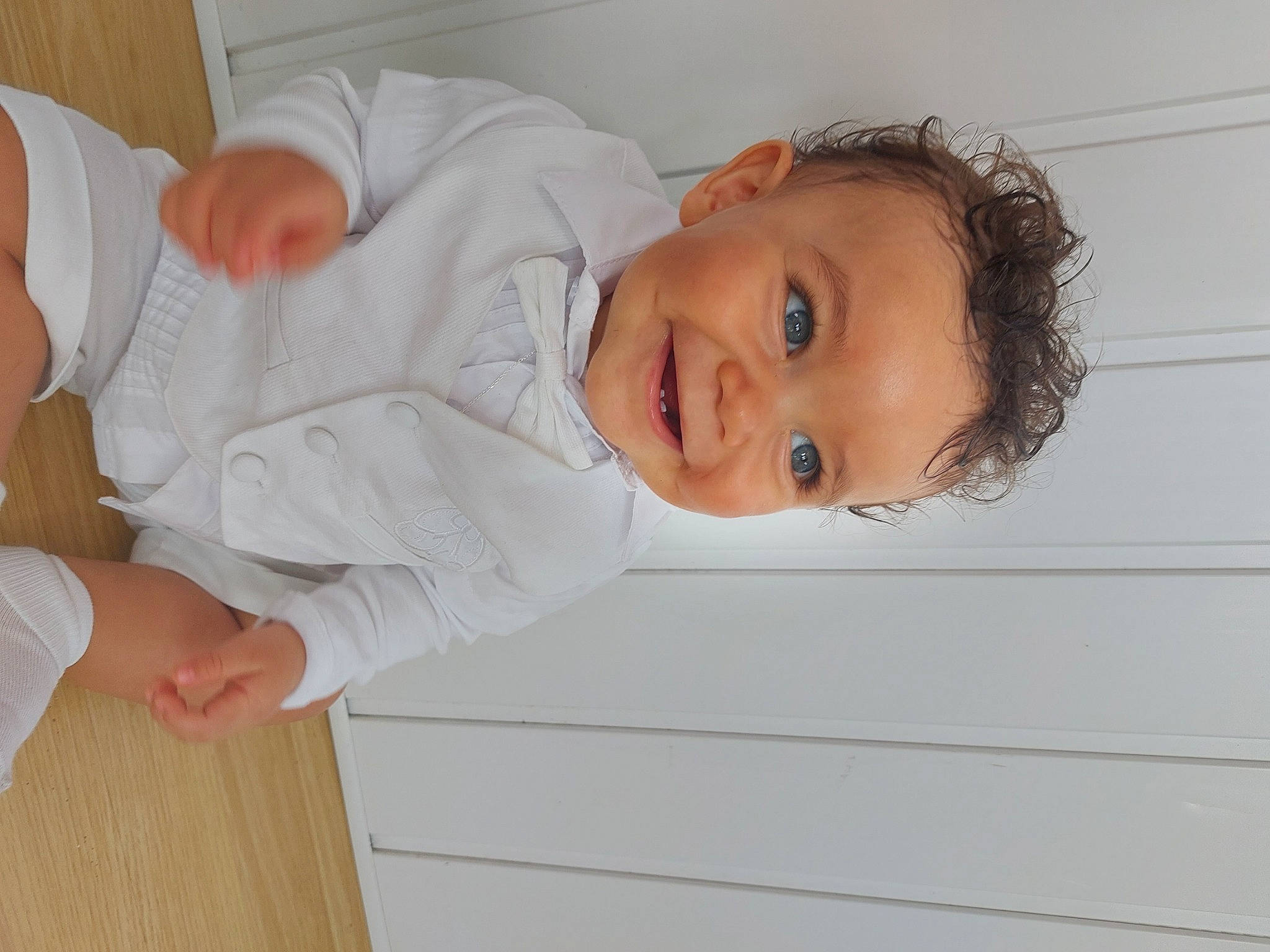 Baptiste participe au concours pour gagner de l'argent avec cette photo : baby, baby_products, baby_toddler_clothing, child, comfort, elbow, eye, finger, flooring, gesture, hand, happy, hardwood, joy, person, room, sleeve, smile, thumb, toddler