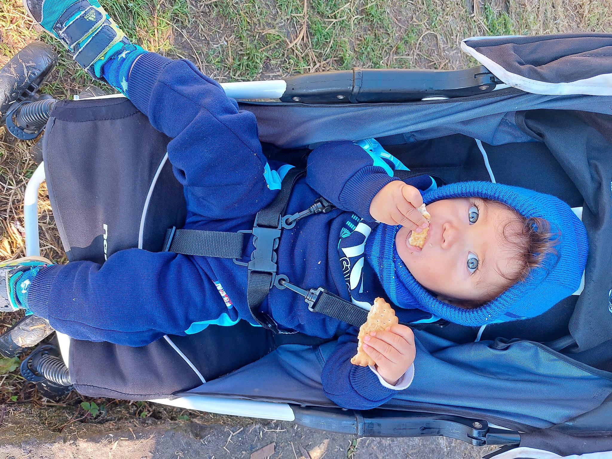 Baptiste a rejoint le concours — aidez-le/la à gagner de superbes lots ! adventure, auto_part, automotive_exterior, baby_products, bag, baggage, blue, comfort, electric_blue, fun, grass, headwear, leisure, luggage_and_bags, person, personal_protective_equipment, plant, recreation, smile, toddler