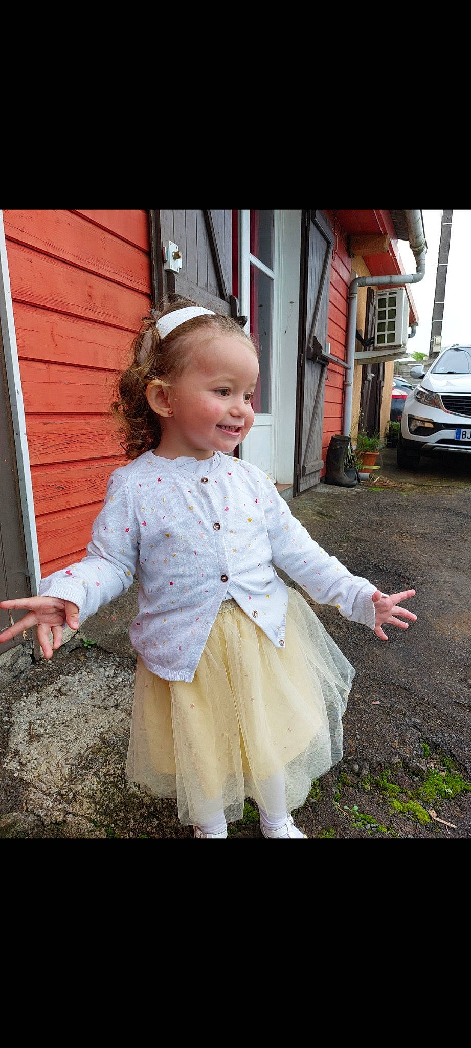 Anastasia a rejoint le concours — aidez-le/la à gagner de superbes lots ! automotive_lighting, beauty, blond, car, child, family_car, fun, gesture, grass, happy, joy, magenta, mid_size_car, motor_vehicle, people_in_nature, person, pink, sitting, smile, toddler