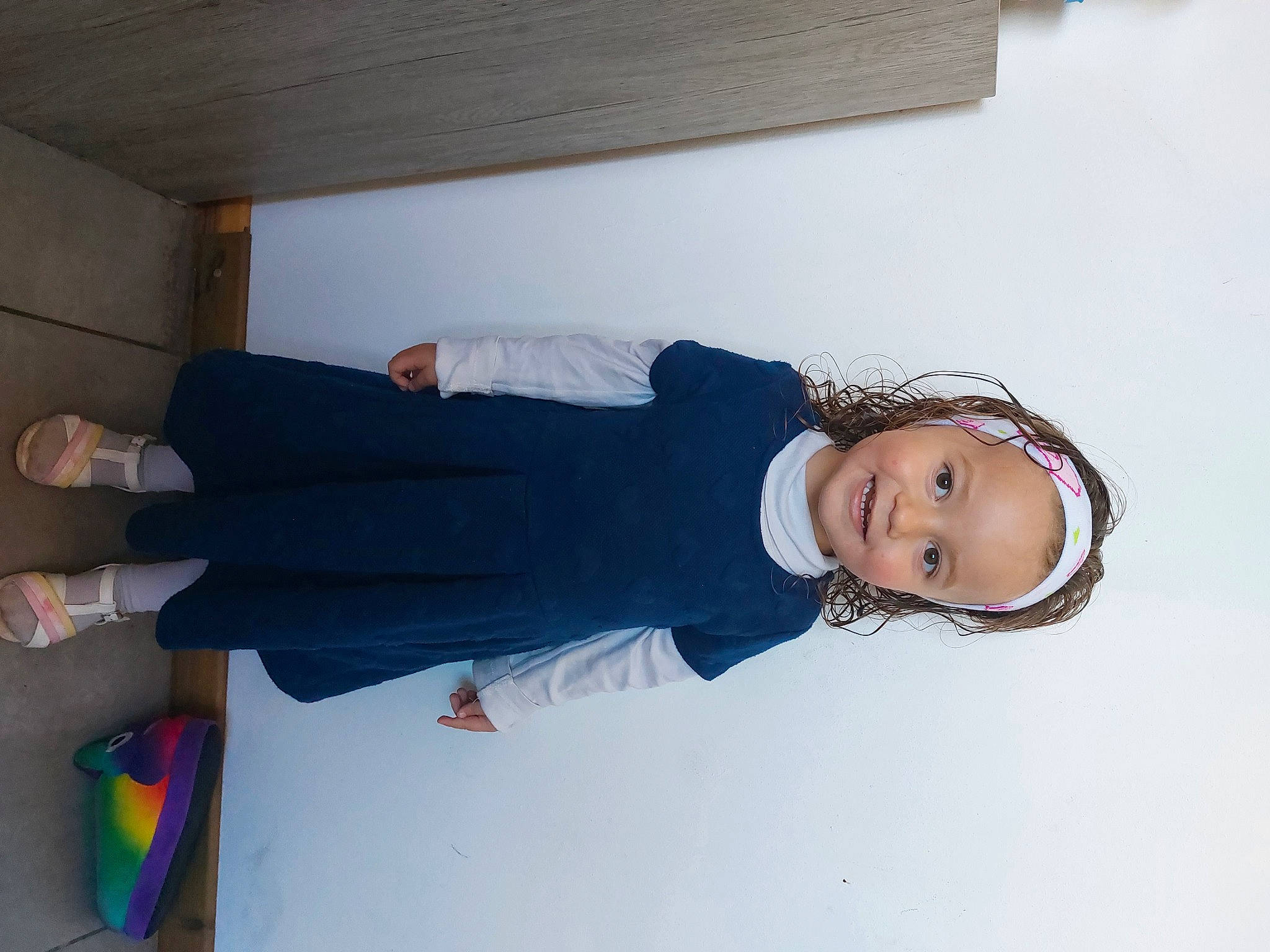 Anastasia a rejoint le concours — aidez-le/la à gagner de superbes lots ! active_pants, baby_toddler_clothing, barefoot, child, comfort, elbow, foot, fun, headwear, human_leg, joy, knee, person, room, sleeve, smile, sweatpant, thigh, toddler, waist