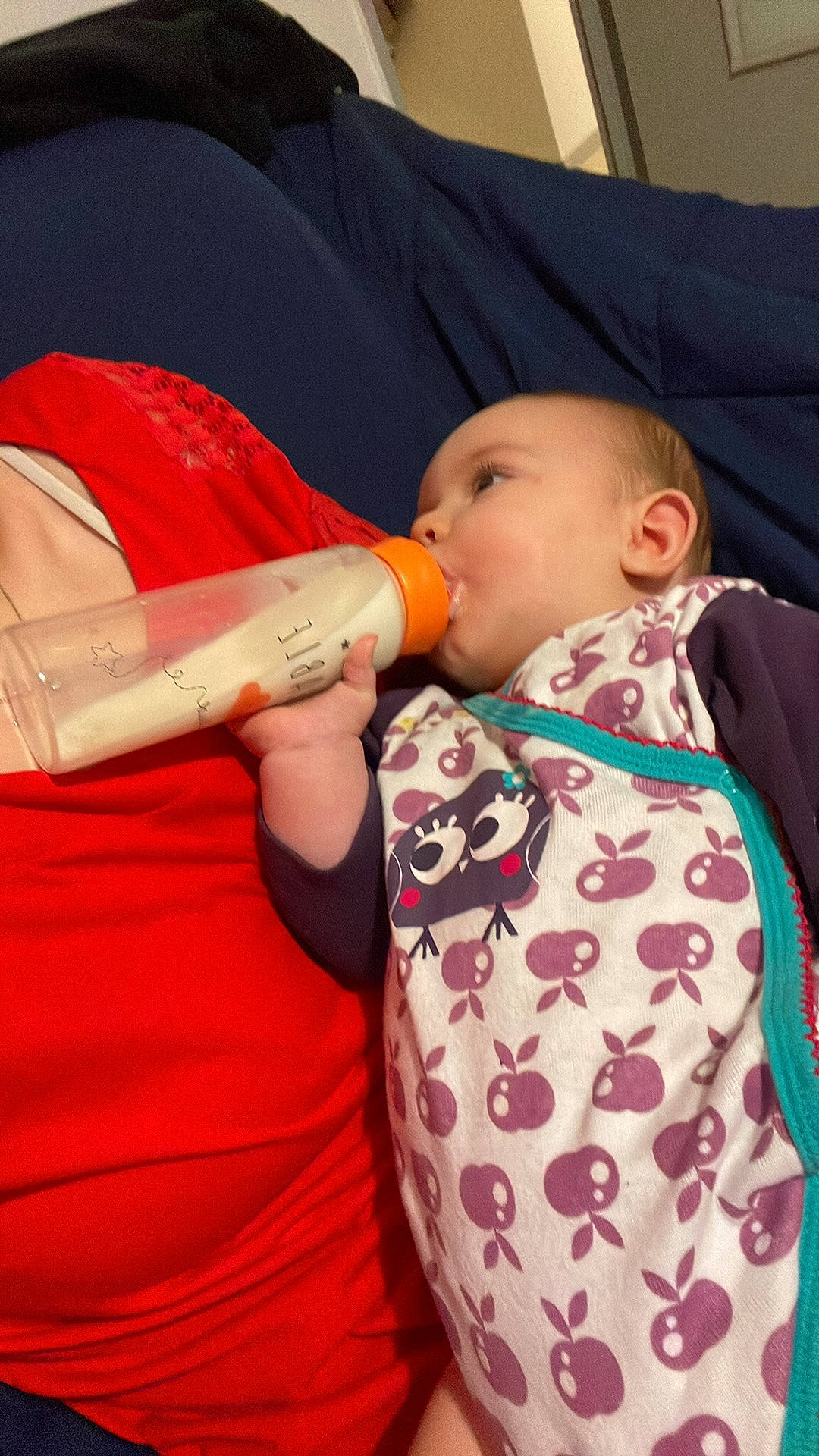 Inès a rejoint le concours — aidez-le/la à gagner de superbes lots ! arm, baby, baby_toddler_clothing, cheek, child, chin, comfort, finger, hand, head, joint, lip, mouth, neck, nose, orange, person, pink, sleeve, t_shirt