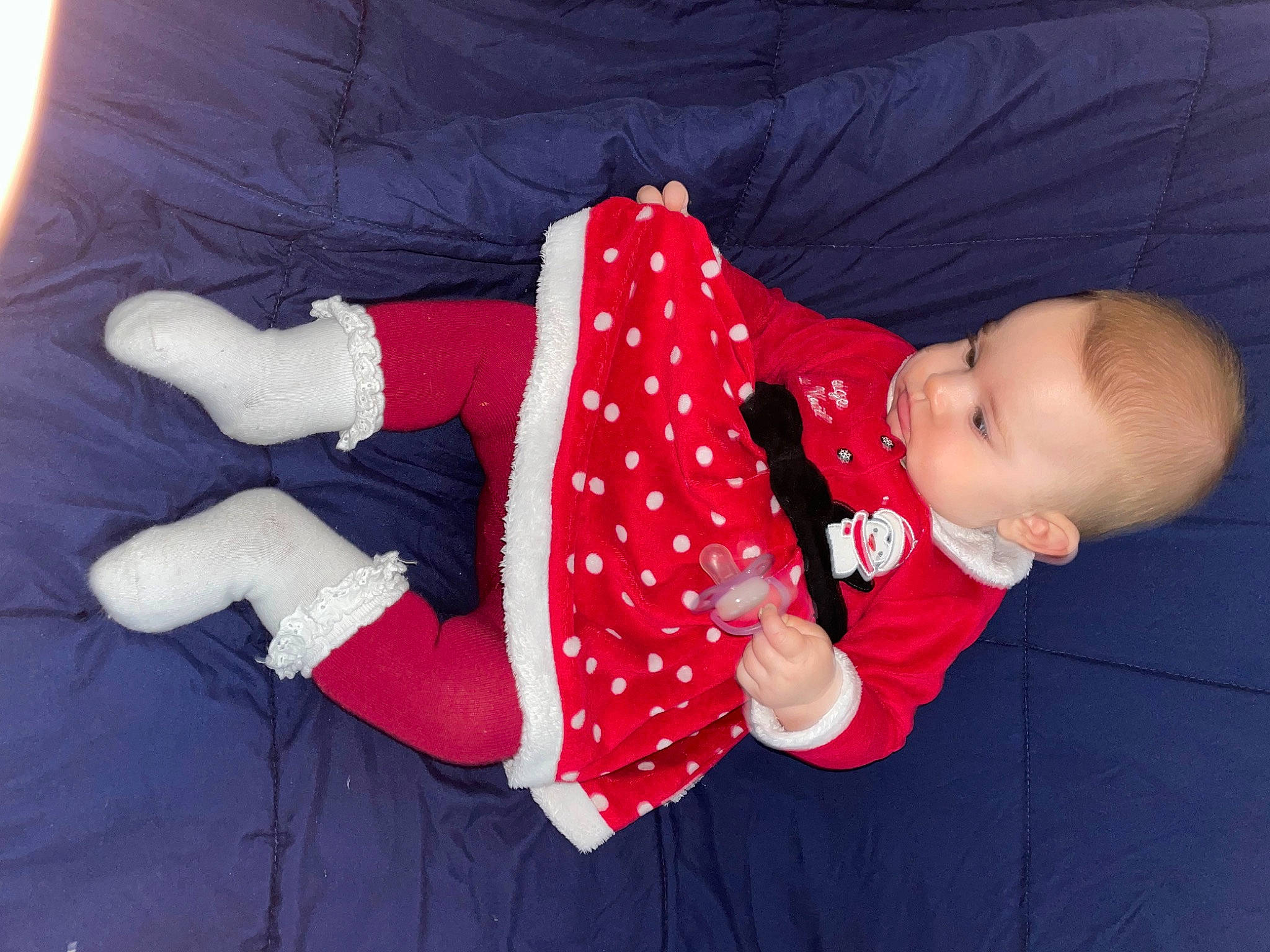 Inès a rejoint le concours — aidez-le/la à gagner de superbes lots ! baby, baby_products, baby_sleeping, baby_toddler_clothing, child, christmas, comfort, event, finger, fun, gesture, happy, holiday, lap, outerwear, pattern, person, product, sleeve, textile