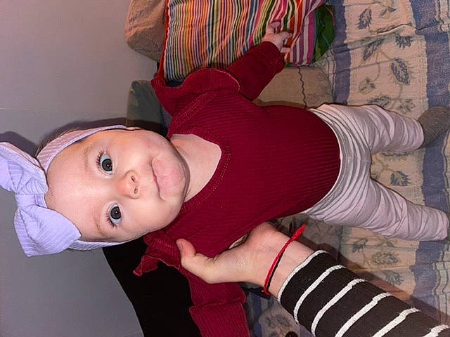 Inès participe au concours pour gagner de l'argent avec cette photo : arm, cheek, cool, elbow, finger, fun, gesture, hat, headwear, human, human_body, human_leg, joint, knee, mouth, person, pink, sleeve, smile, textile