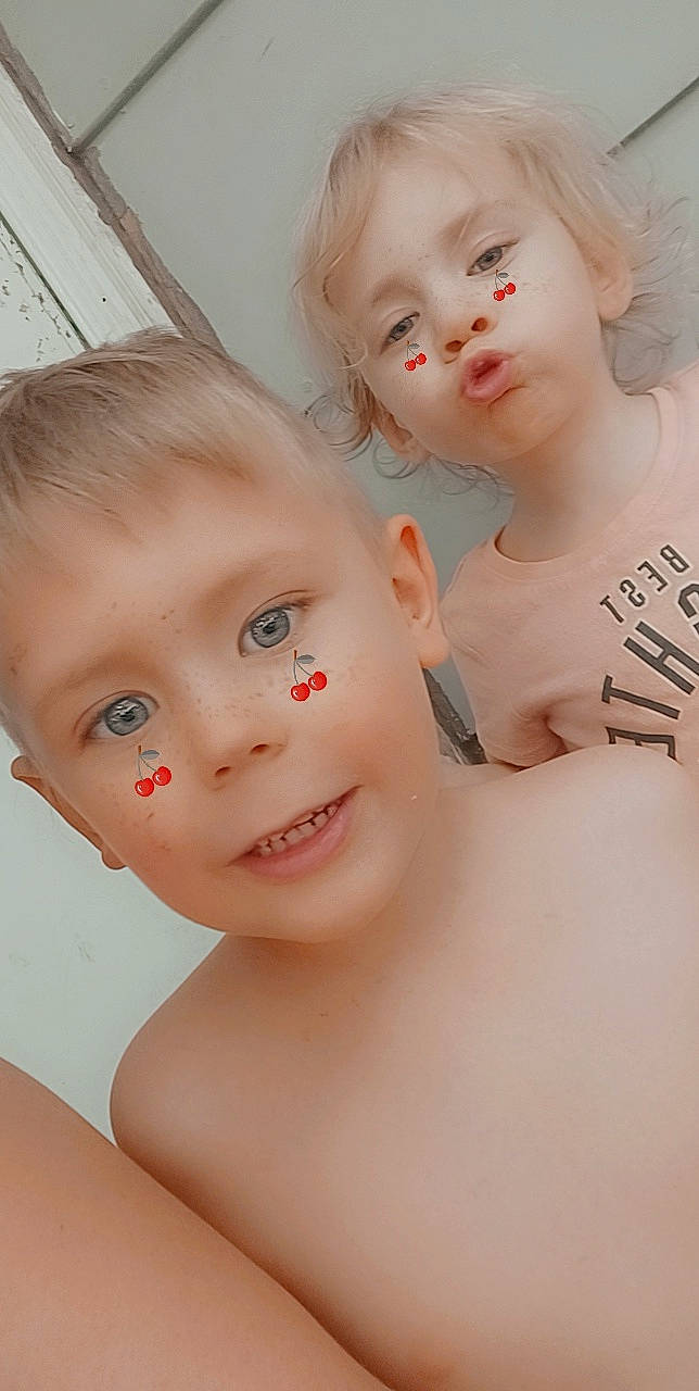 Videl is registered to the contest to win money with this photo: arm, cheek, chin, eye, eyebrow, eyelash, face, facial_expression, forehead, hair, hairstyle, head, joint, lip, mouth, nose, person, shoulder, skin, smile