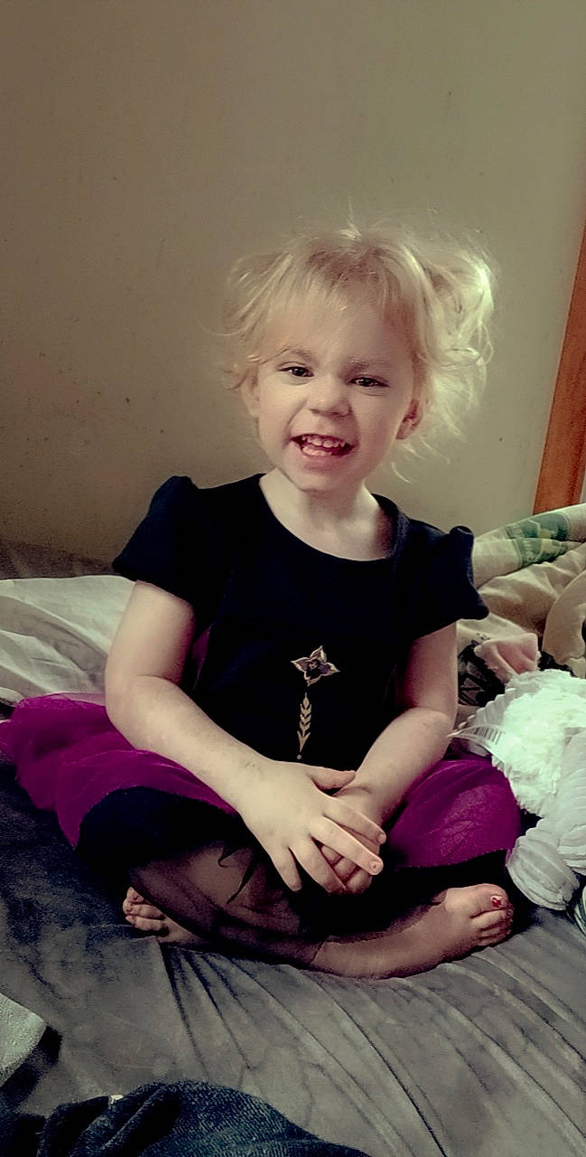 Videl is registered to the contest to win money with this photo: baby_toddler_clothing, cheek, comfort, eye, finger, flash_photography, hair, hairstyle, happy, head, human_leg, iris, joy, knee, person, pink, skin, sleeve, smile, t_shirt