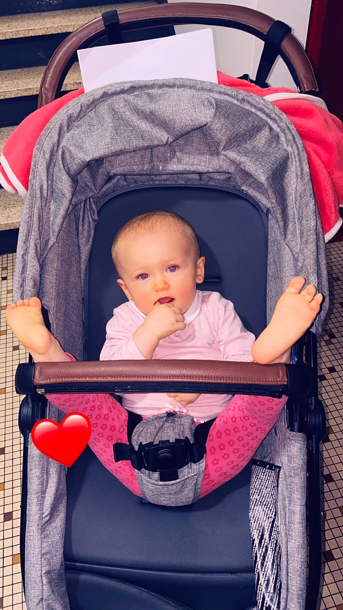 Lyloo participe au concours pour gagner de l'argent avec cette photo : baby, baby_carriage, baby_products, baby_safety, baby_toddler_clothing, carmine, chair, child, comfort, fun, person, product, red, sitting, toddler, travel, vacation