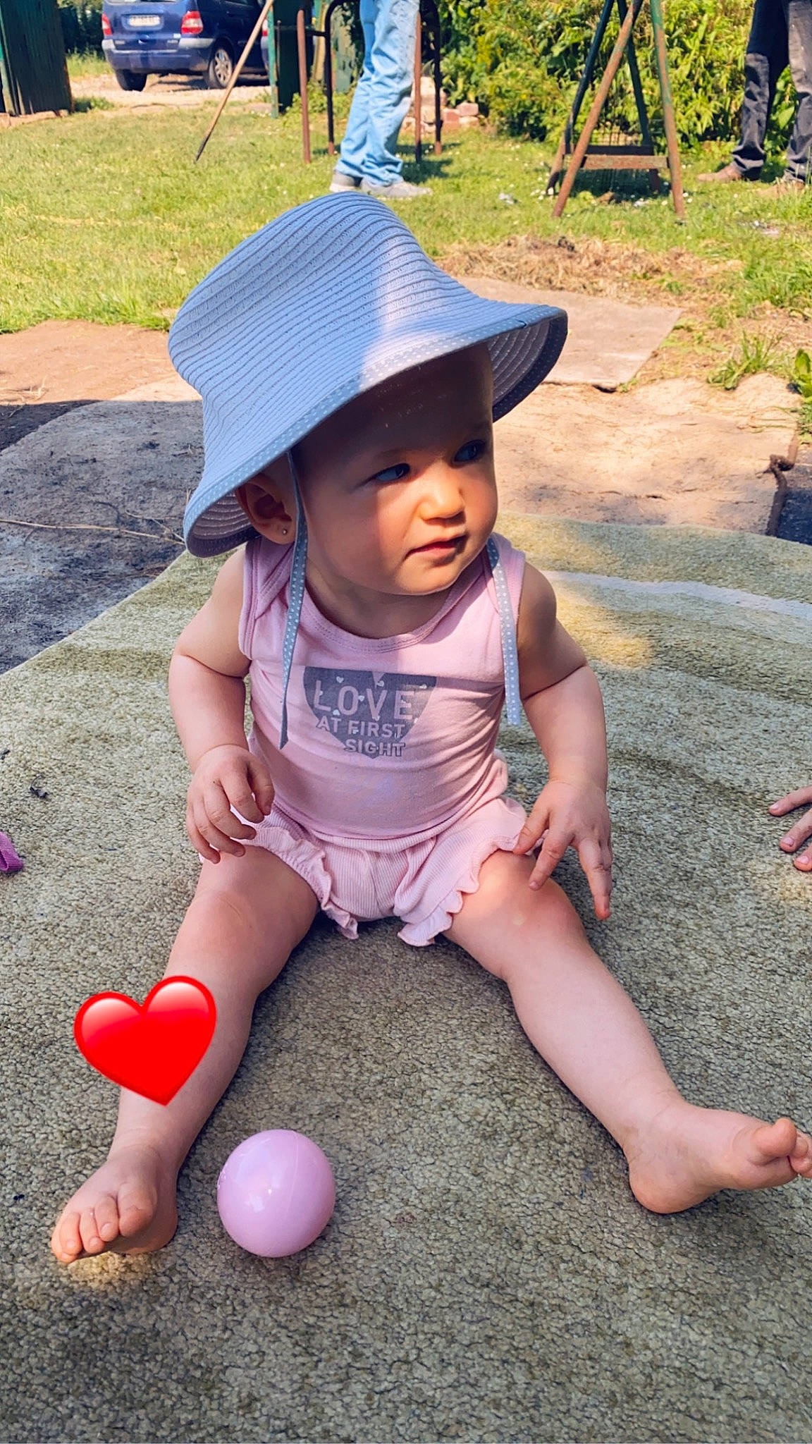 Lyloo a rejoint le concours — aidez-le/la à gagner de superbes lots ! baby, baby_toddler_clothing, beauty, child, finger, foot, fun, grass, happy, hat, headwear, leisure, people, person, photograph, pink, plant, recreation, snapshot, summer