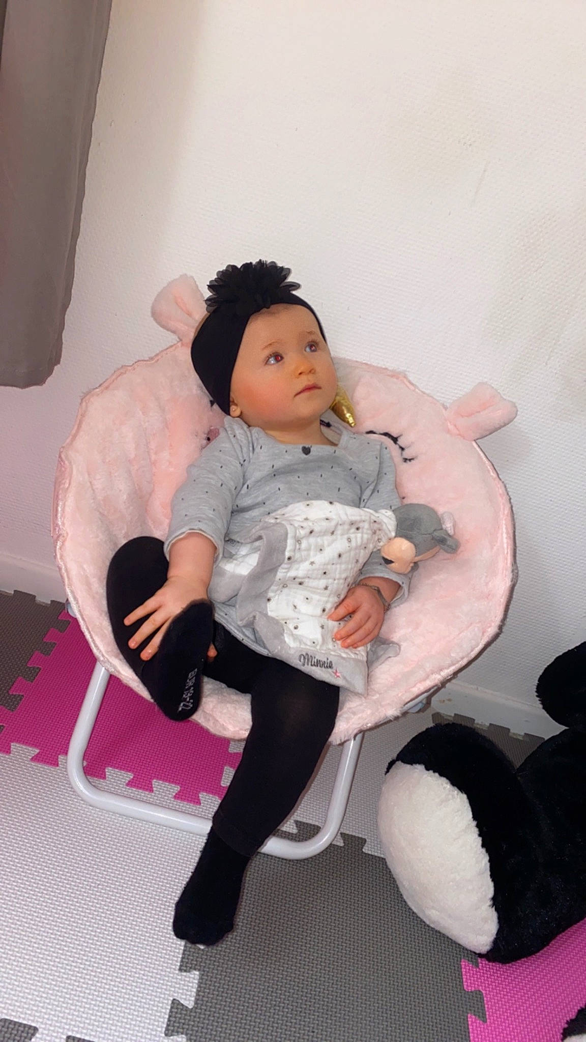 Lyloo a rejoint le concours — aidez-le/la à gagner de superbes lots ! baby_products, baby_toddler_clothing, black_hair, chair, child, comfort, doll, event, flooring, fun, fur, happy, headwear, human_leg, lap, leg, person, sitting, sock, stuffed_toy