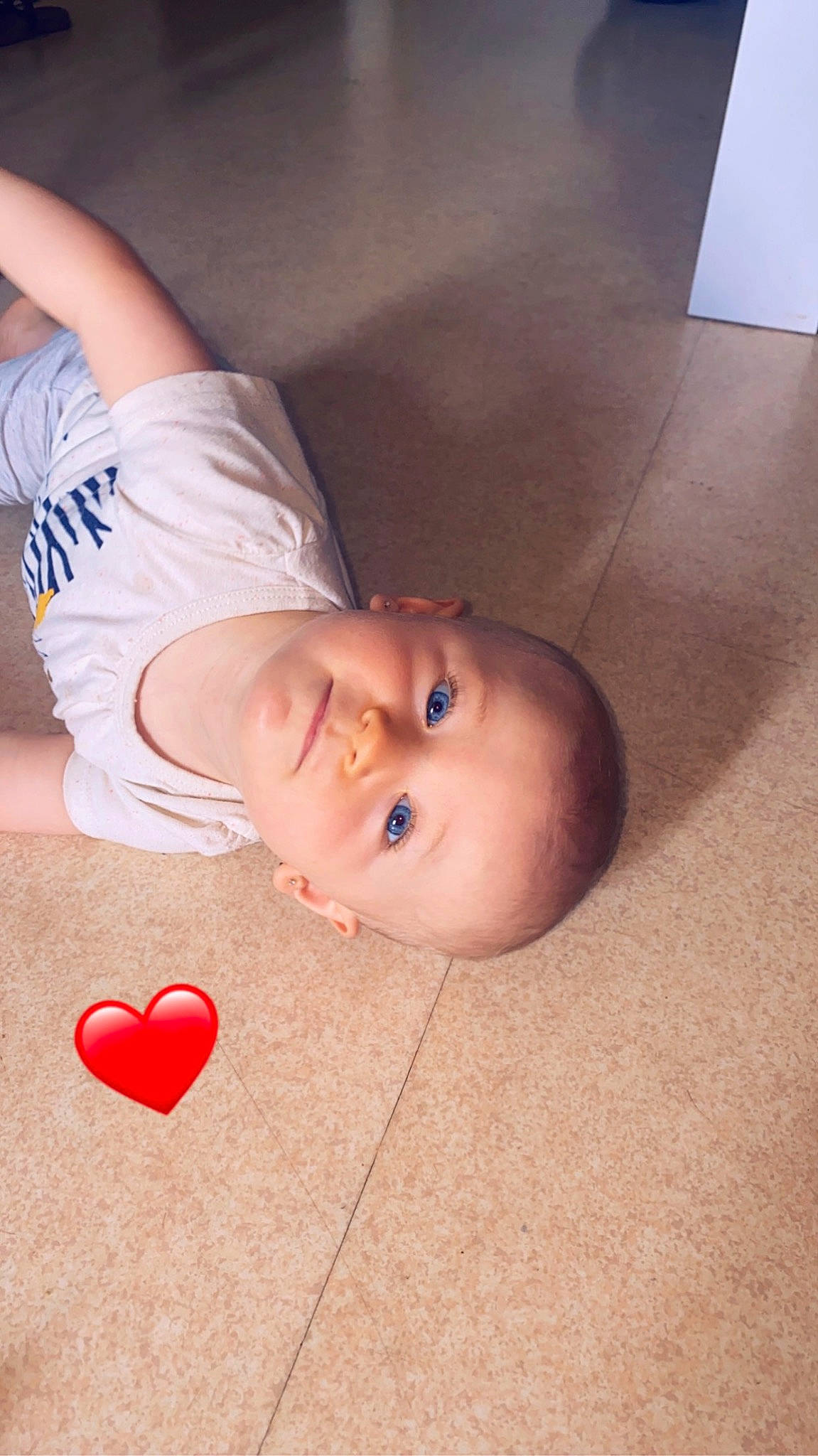 Lyloo participe au concours pour gagner de l'argent avec cette photo : baby, baby_toddler_clothing, carmine, cheek, child, elbow, flooring, foot, fun, happy, hardwood, human_leg, lip, mouth, nail, nose, pattern, person, smile, toddler
