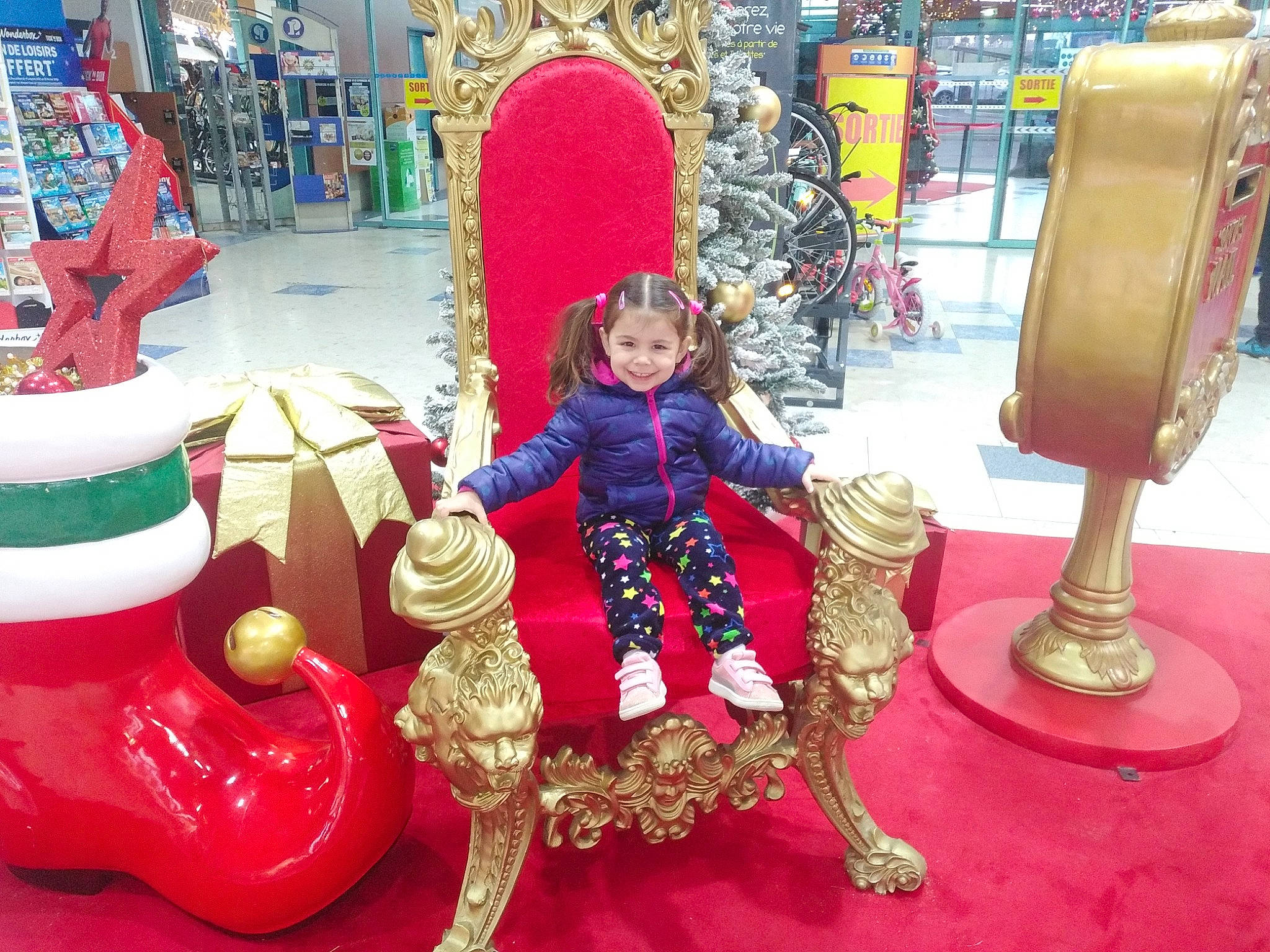 Diana a rejoint le concours — aidez-le/la à gagner de superbes lots ! child, christmas_eve, city, event, fictional_character, flooring, fun, holiday, human_settlement, joy, leisure, organ, outdoor_play_equipment, person, photograph, play, playground, recreation, snapshot, temple