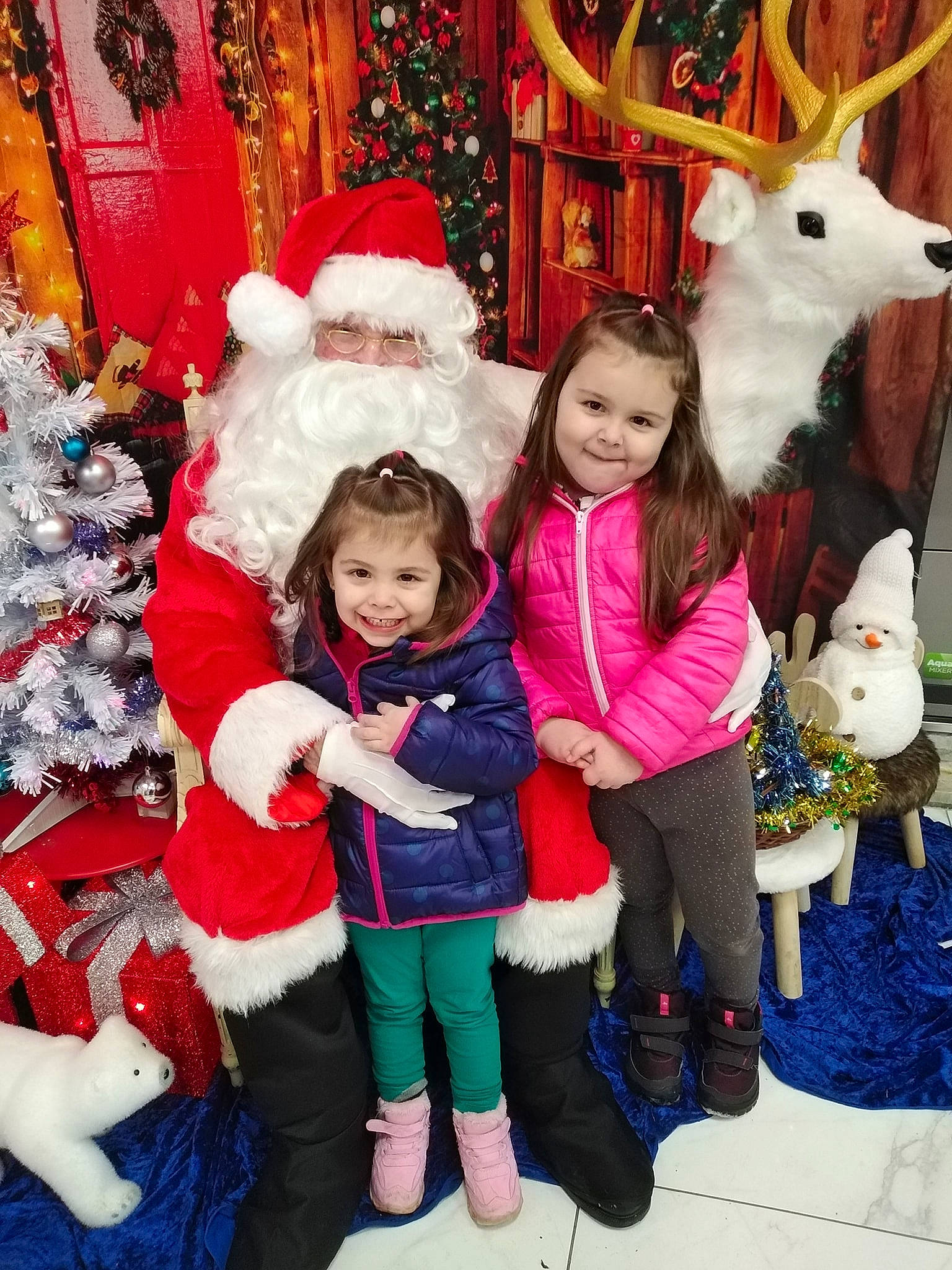 Diana participe au concours pour gagner de l'argent avec cette photo : christmas, christmas_ornament, christmas_tree, event, fun, green, happy, head, holiday, human_body, joy, lap, mammal, organ, person, photograph, smile, snapshot, standing, toddler