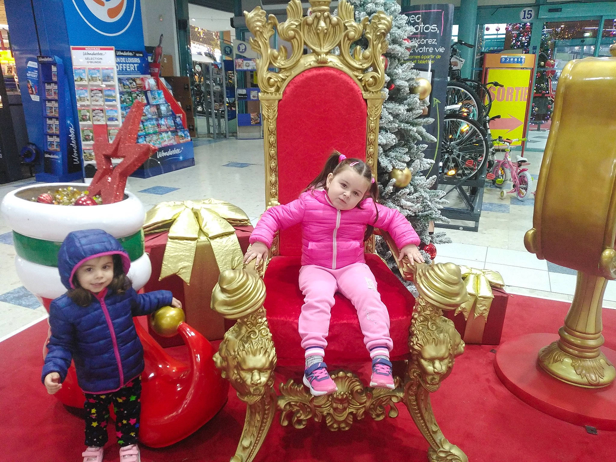 Ana a rejoint le concours — aidez-le/la à gagner de superbes lots ! boot, christmas_decoration, decoration, event, fictional_character, flag, flooring, fun, green, hat, headwear, holiday, joy, leisure, magenta, person, photograph, recreation, room, snapshot