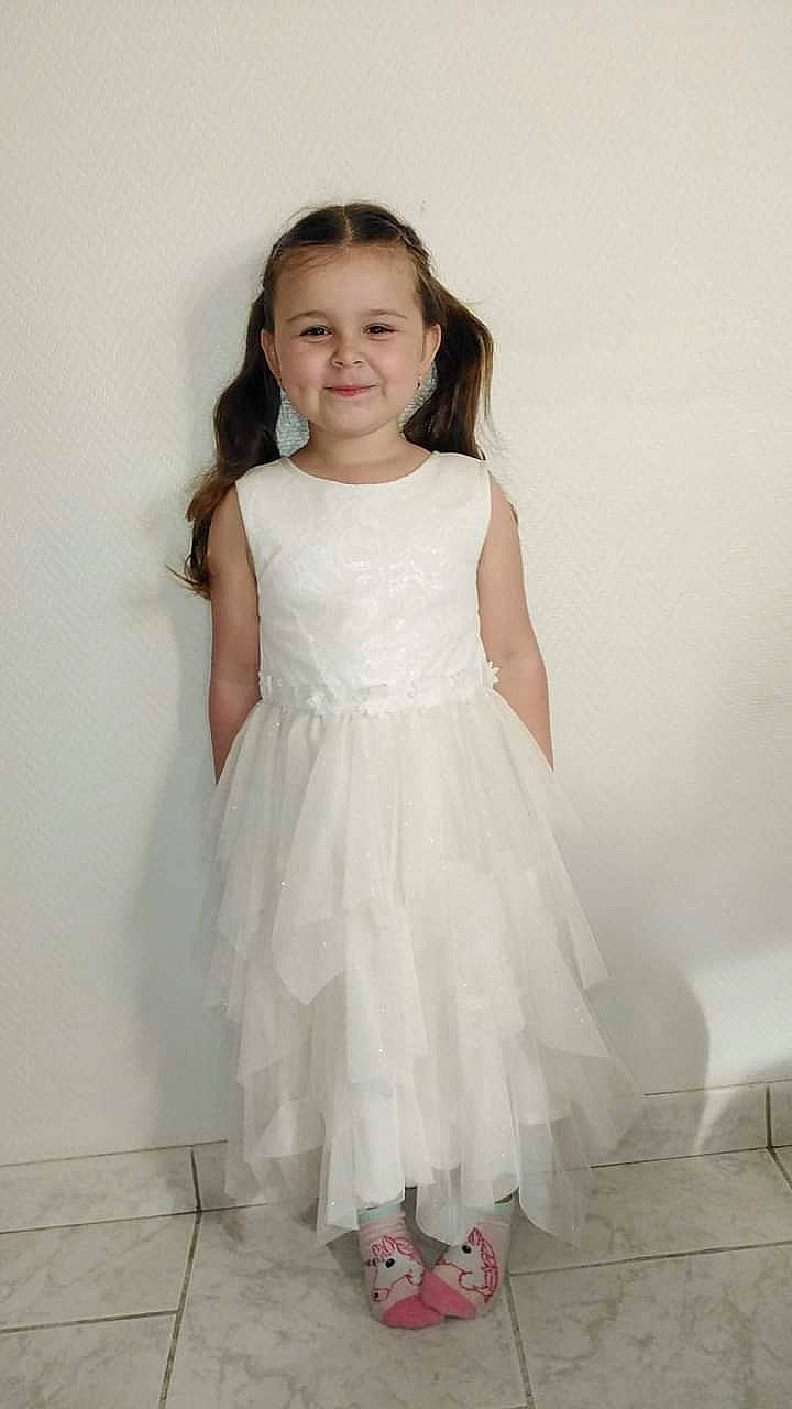 Ana a rejoint le concours — aidez-le/la à gagner de superbes lots ! arm, bridal_clothing, bridal_party_dress, day_dress, dress, embellishment, flash_photography, hair, hand, happy, head, iris, joy, neck, one_piece_garment, person, shoulder, skin, sleeve, smile