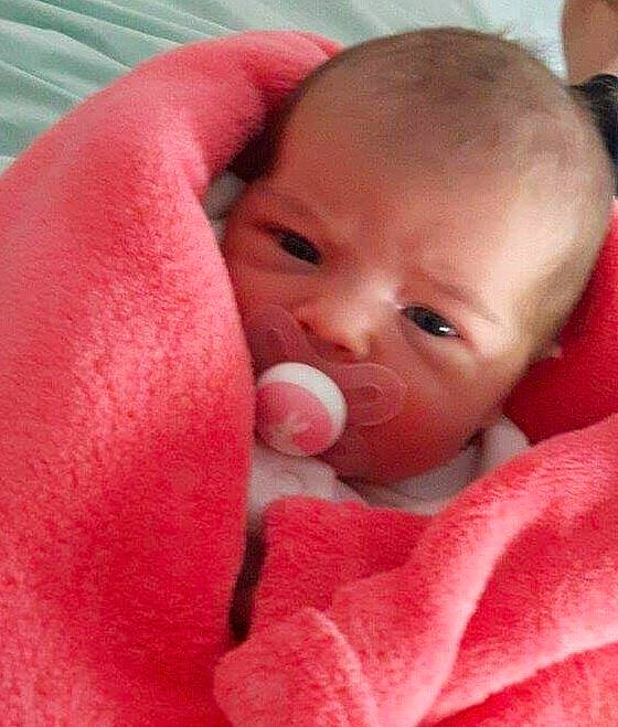 Lola a rejoint le concours — aidez-le/la à gagner de superbes lots ! cheek, child, close_up, ear, face, finger, hand, head, infant, lip, mouth, nose, person, pink, skin, toddler