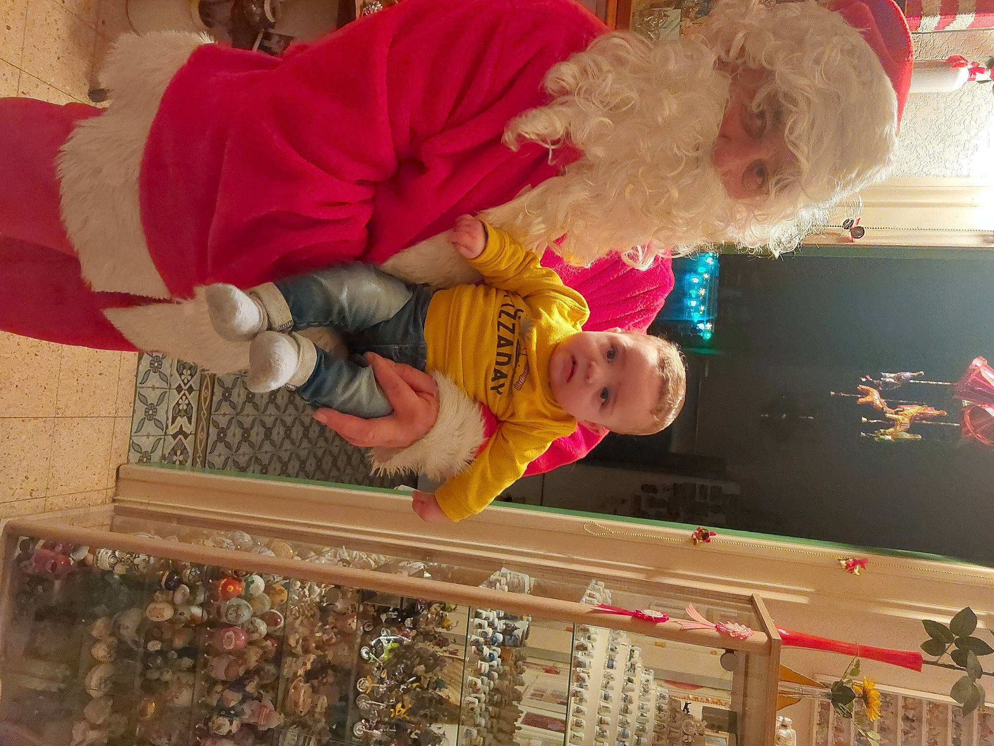 Louis participe au concours pour gagner de l'argent avec cette photo : christmas_eve, costume, event, fun, happy, holiday, leisure, person, red, smile, toddler, tree, window